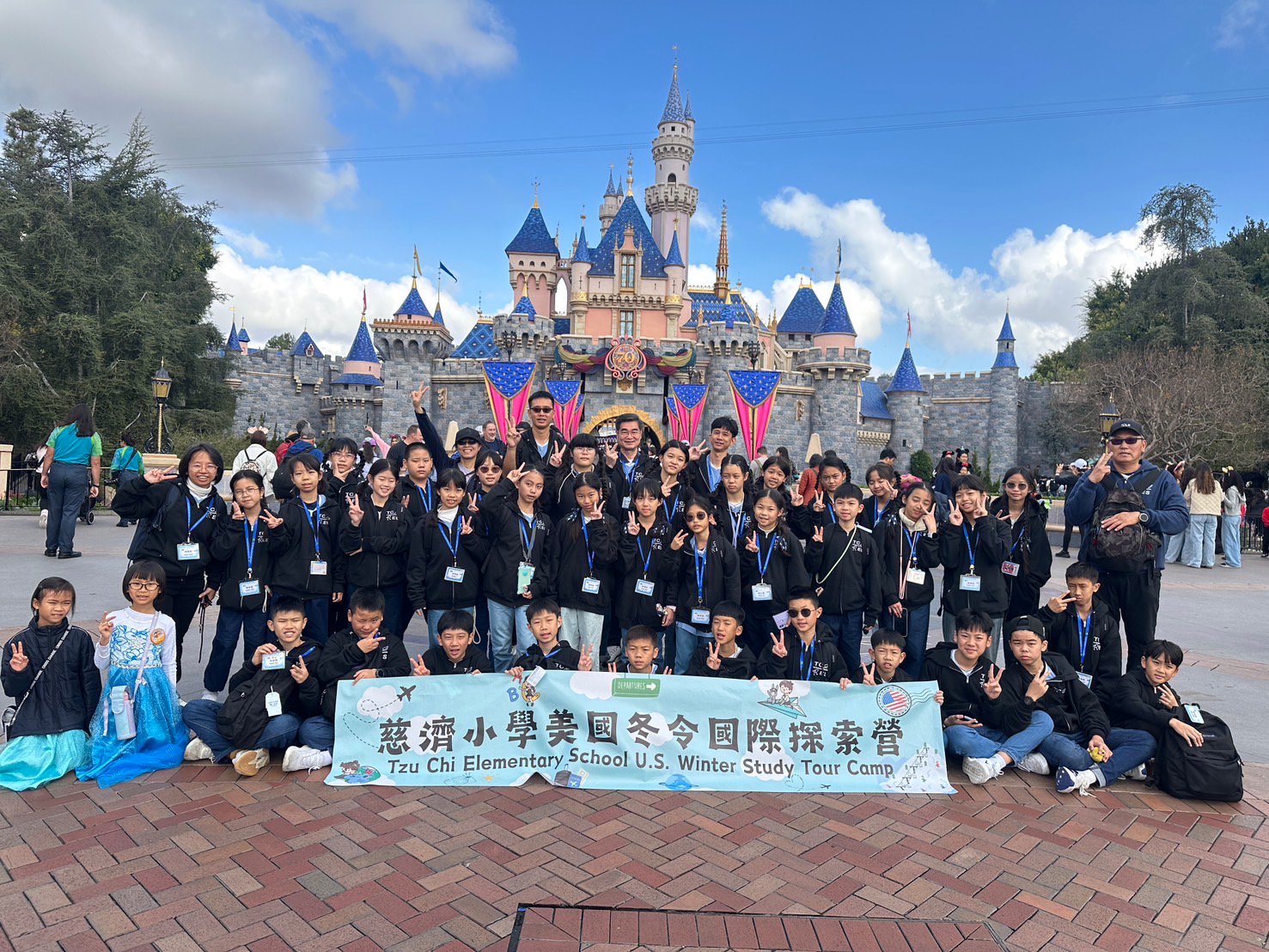 走進迪士尼樂園，孩子們在夢想與創意交織的世界中展開探索，在歡笑與驚喜中體驗文化魅力，也為旅程留下難忘回憶。