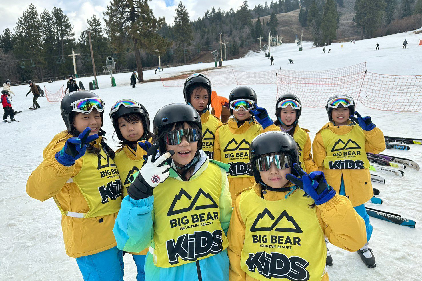 孩子們在雪地中展開人生第一次滑雪體驗，在教練指導下勇敢踏出每一步，從跌倒到站穩，感受挑戰自我、突破極限的成長歷程。