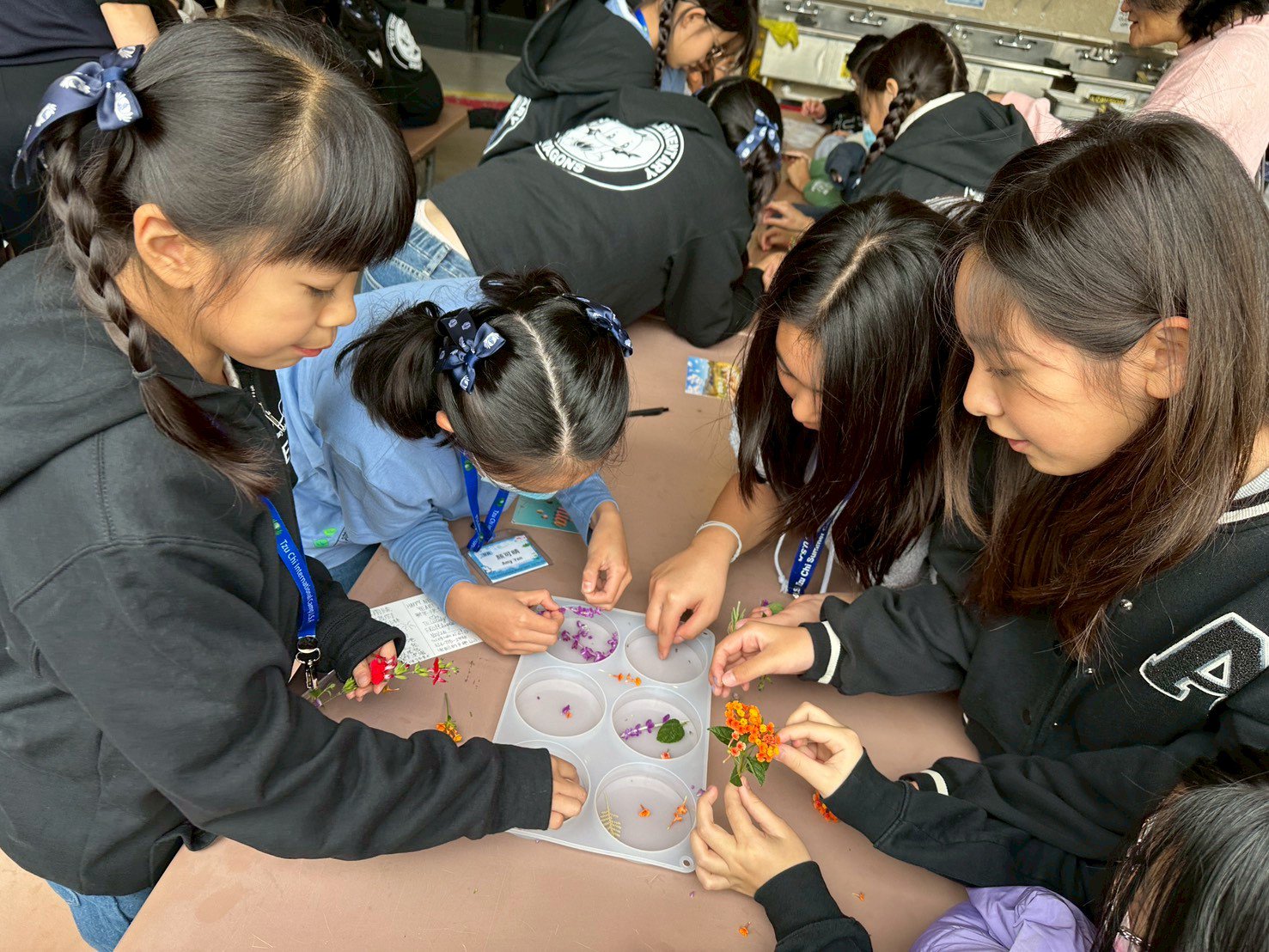 在與仙林小學Shelyn Elementary School學生的交流活動中，兩校孩子攜手合作，共同製作環保捕日網，在實作中學習永續理念，也在互動中建立起跨文化的友誼。