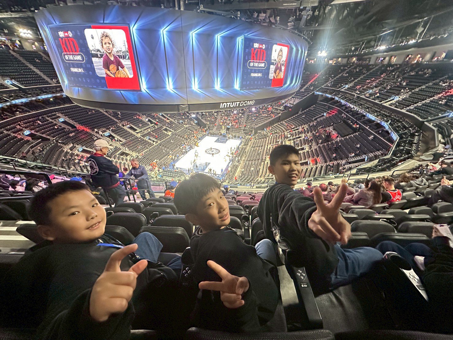 走進NBA球場現場觀賽，孩子們親身感受世界頂級籃球賽事的震撼氛圍，在歡呼聲中體驗運動精神與國際體育文化。