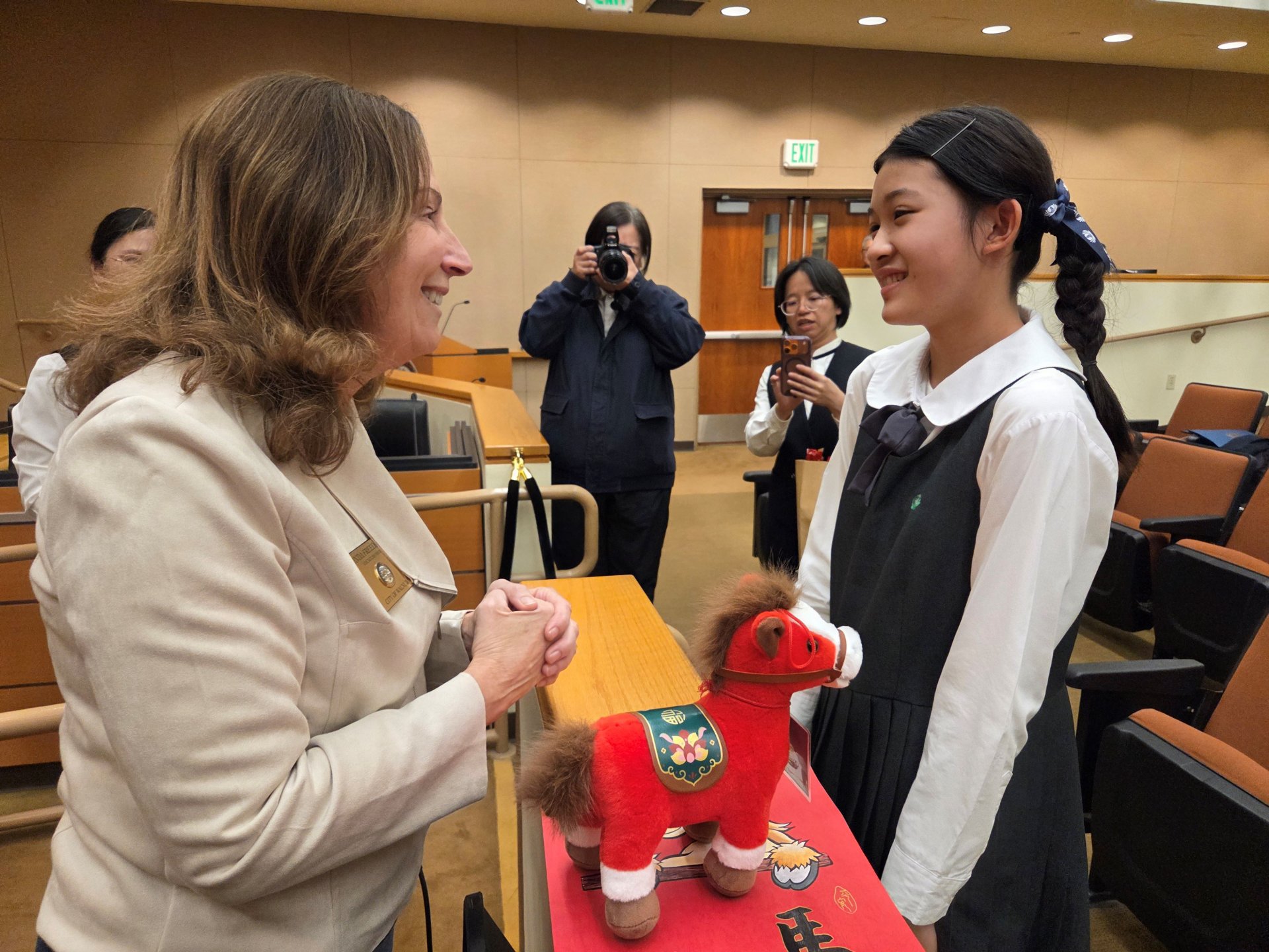 核桃市前市長Linda Freedman特別親自稱讚蘇同學的表演生動投入、態度認真，展現出自信與學習熱情。