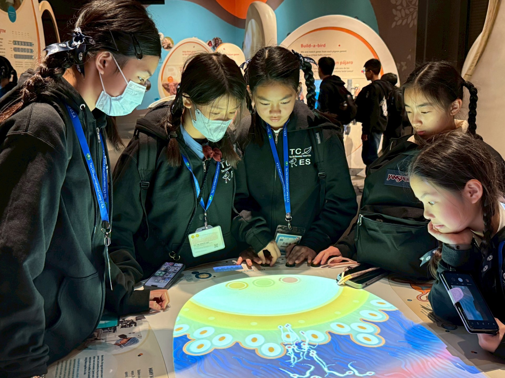 孩子們走進加州科學中心，透過互動展區與科學模擬體驗，近距離感受太空科技與自然科學的奧祕，讓課本中的知識在真實情境中活起來。