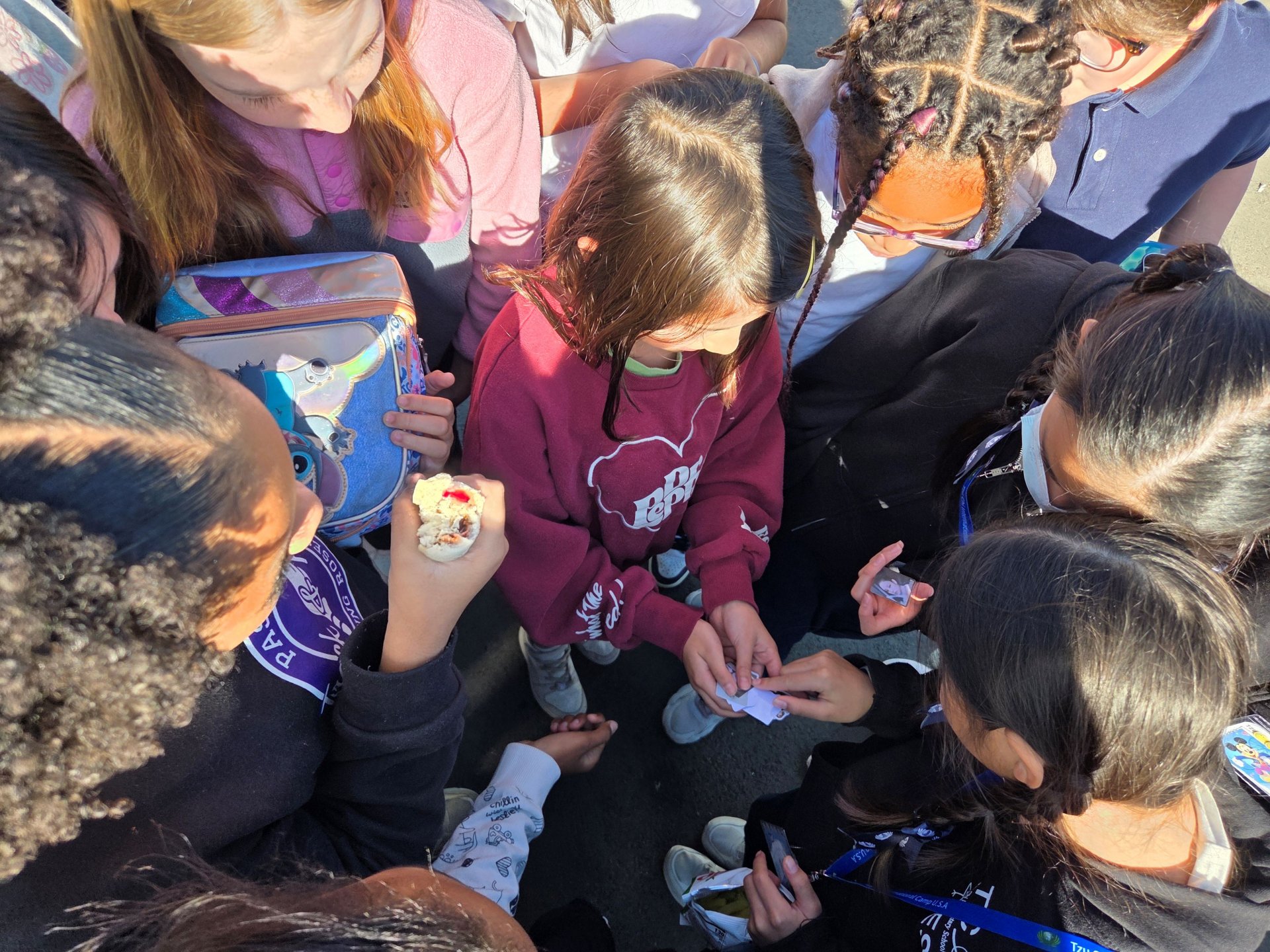 與藝術小學Altadena Arts Magnet School學生展開跨校交流，透過共同創作與互動學習，感受不同文化中的藝術表達，也在合作中建立真摯友誼。