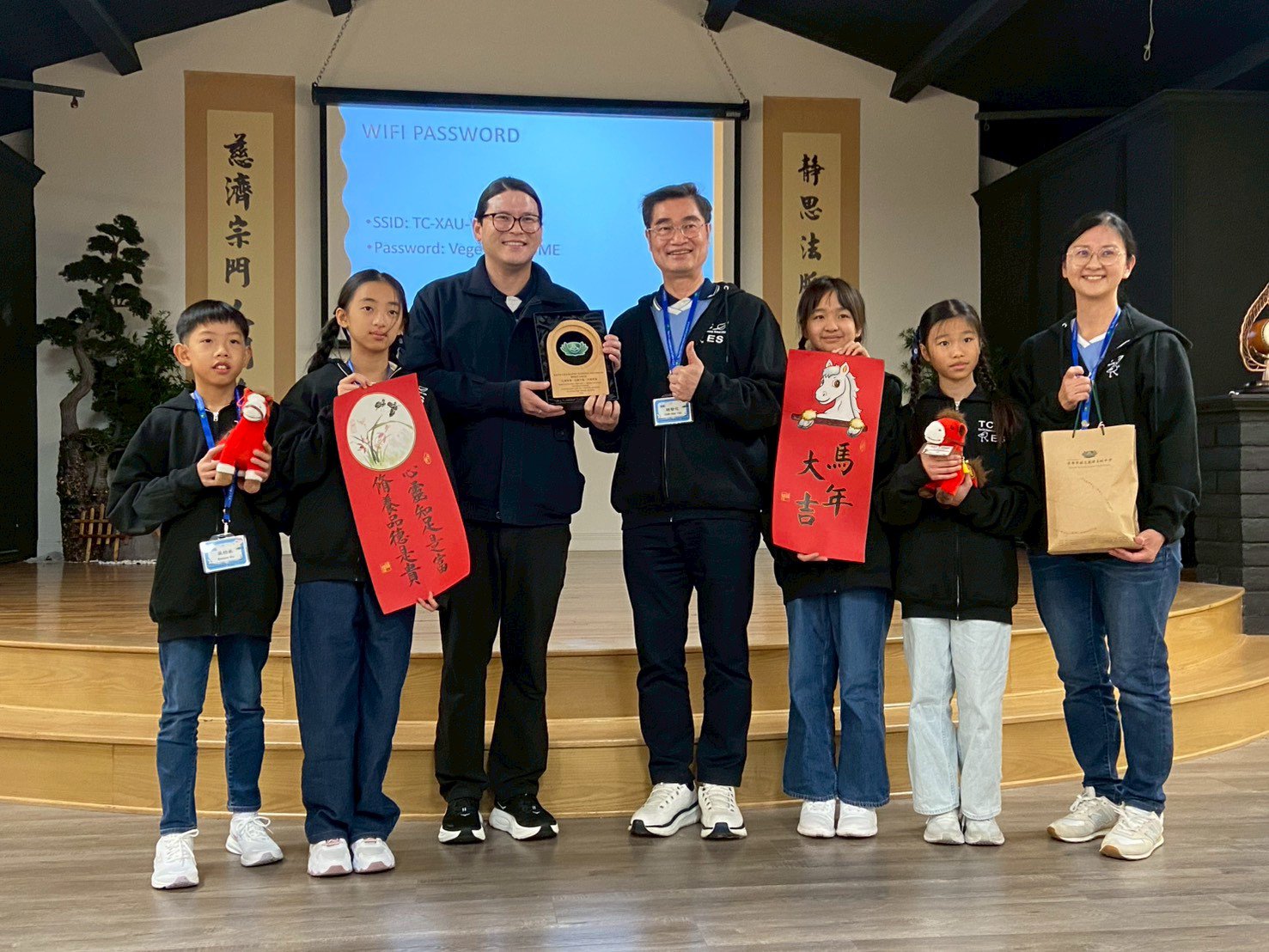 姚智化校長致贈象徵祝福的「馬到成功」春聯給美國慈濟核桃小學校長，傳遞來自台灣的年節心意，也為兩校交流留下美好祝願。