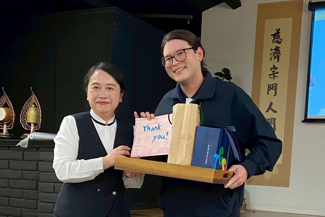 廖逸貞校長致贈滿滿祝福給美國慈濟核桃小學校長，感恩用心規畫多元課程，為孩子打造豐富而深刻的學習旅程。