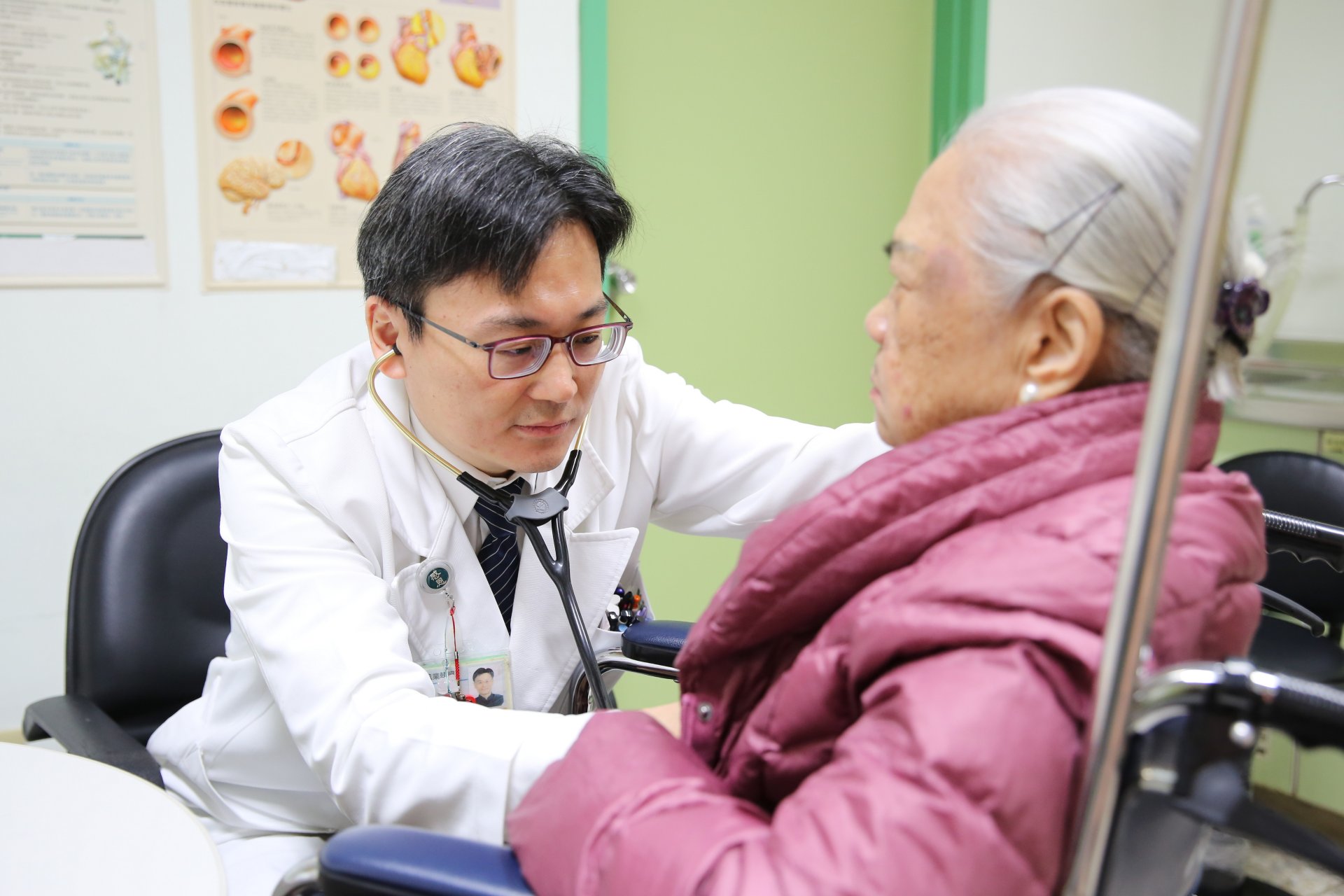 花蓮慈院春節下午假日門診，內科有內科部副主任暨心臟內科醫師張懷仁看診。