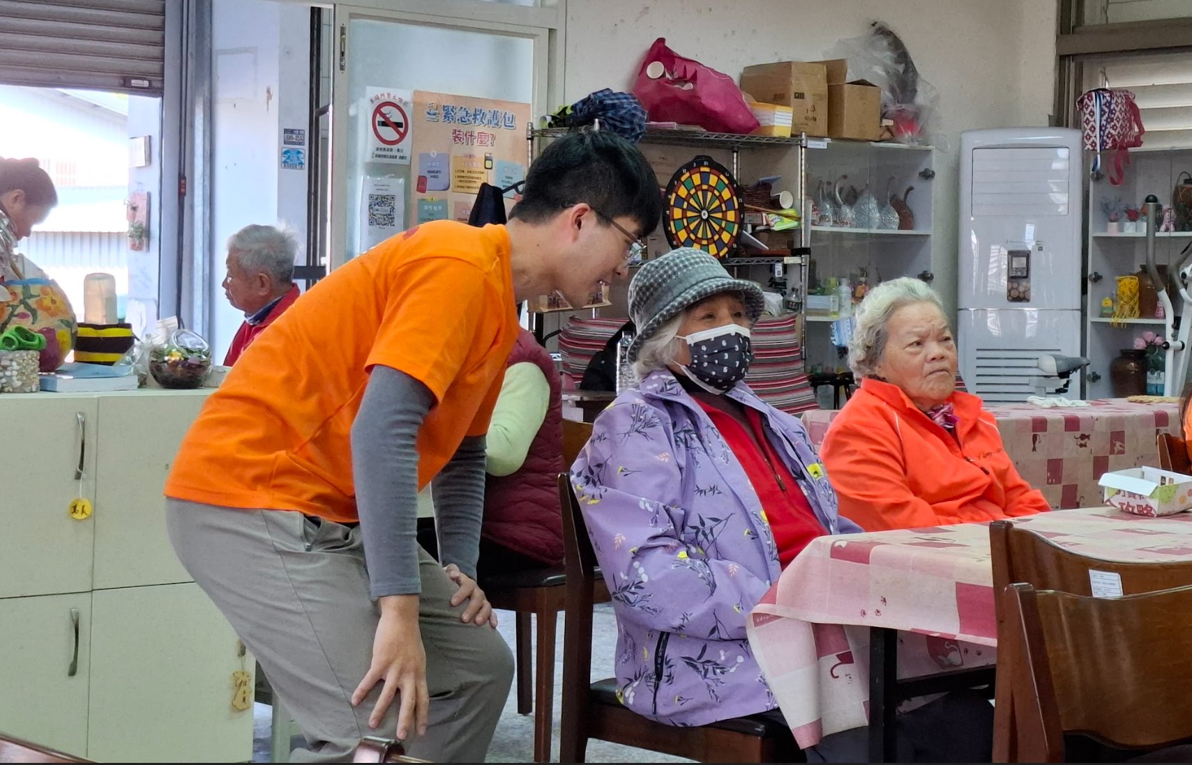 衛教時和台下的阿嬤互動