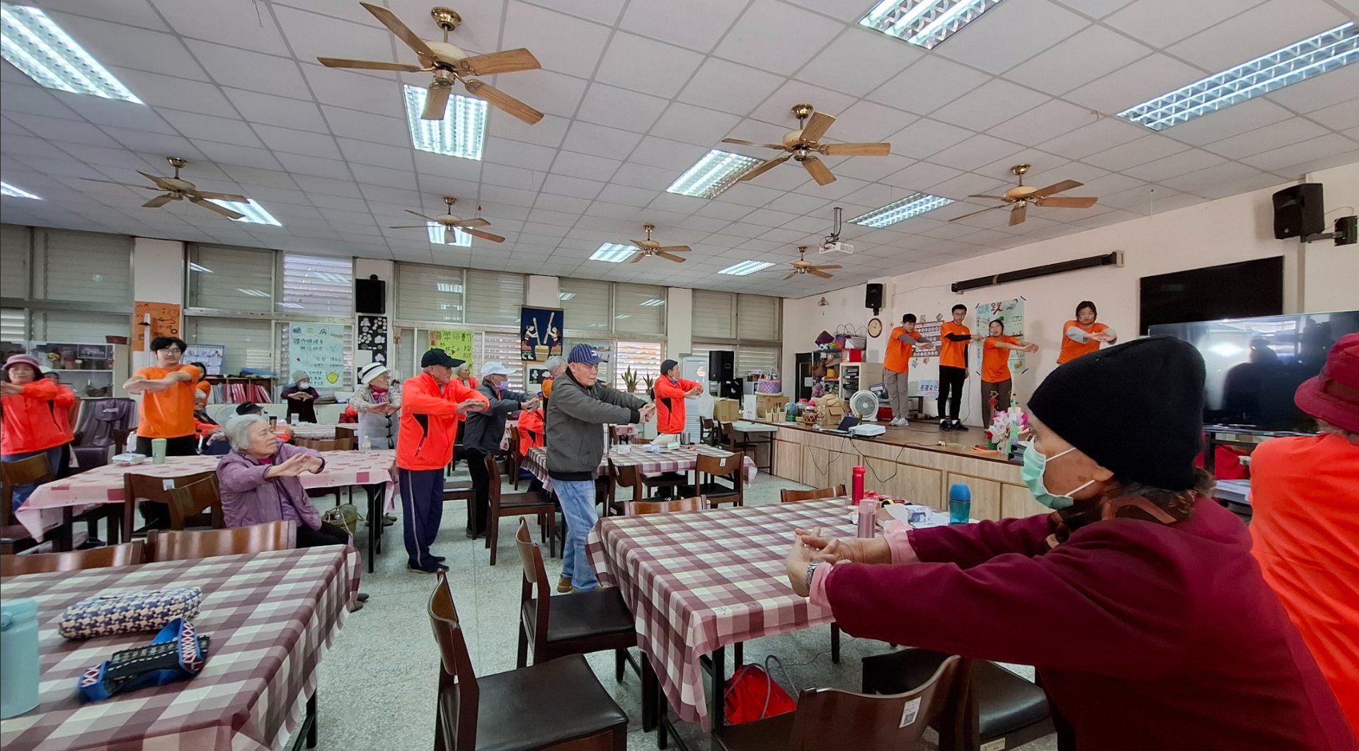 帶阿公阿嬤做簡單的平衡力訓練，避免跌倒