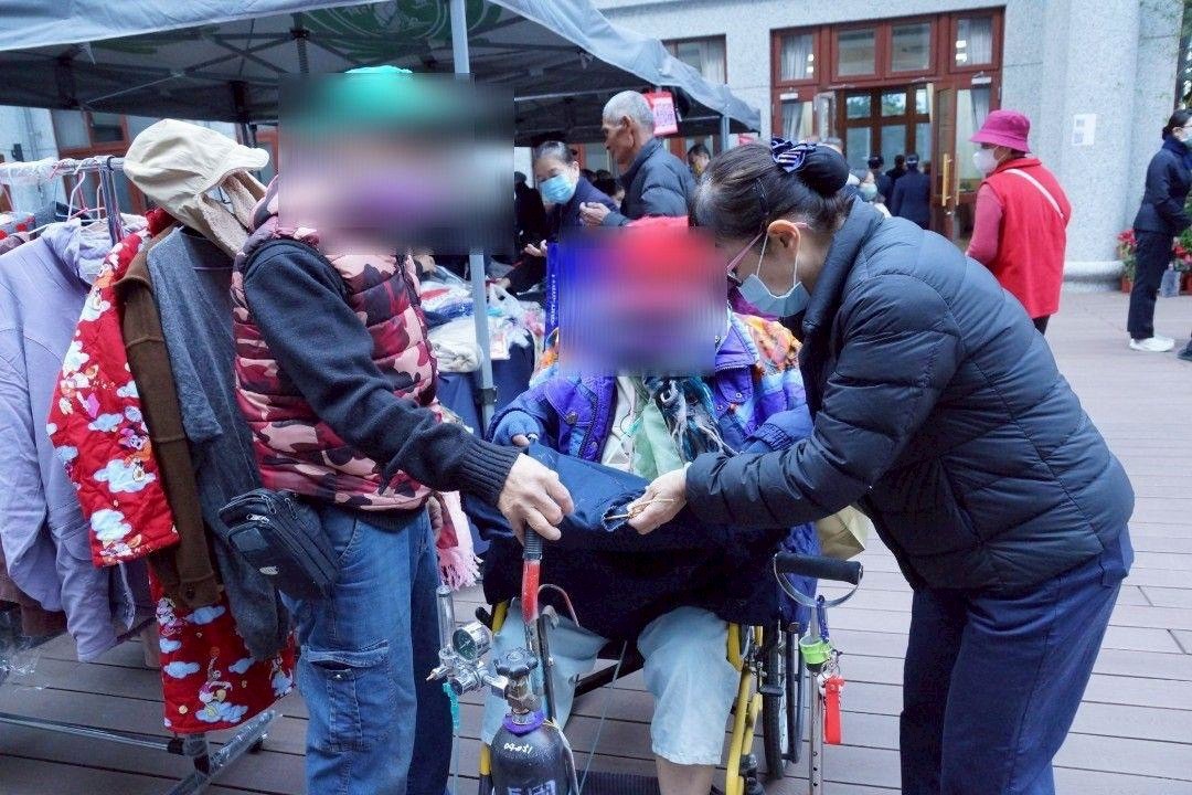 志工、孩子與家庭在靜思堂裡織出暖意，讓人明白最珍貴的禮物不是物質，而是關懷與陪伴，這份溫暖，將伴隨每個人迎向新年的每一天。