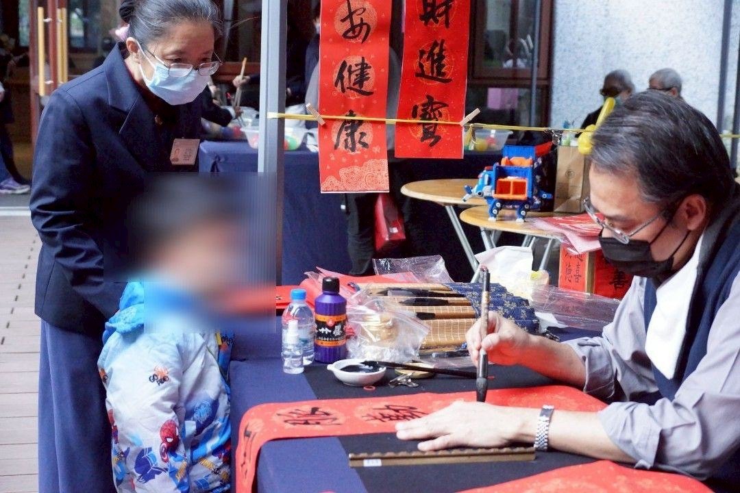 孩子們興奮地穿梭其中，大人們則在志工陪伴下體驗活動、分享生活點滴，笑聲與祝福聲此起彼落，洋溢著家的氛圍。