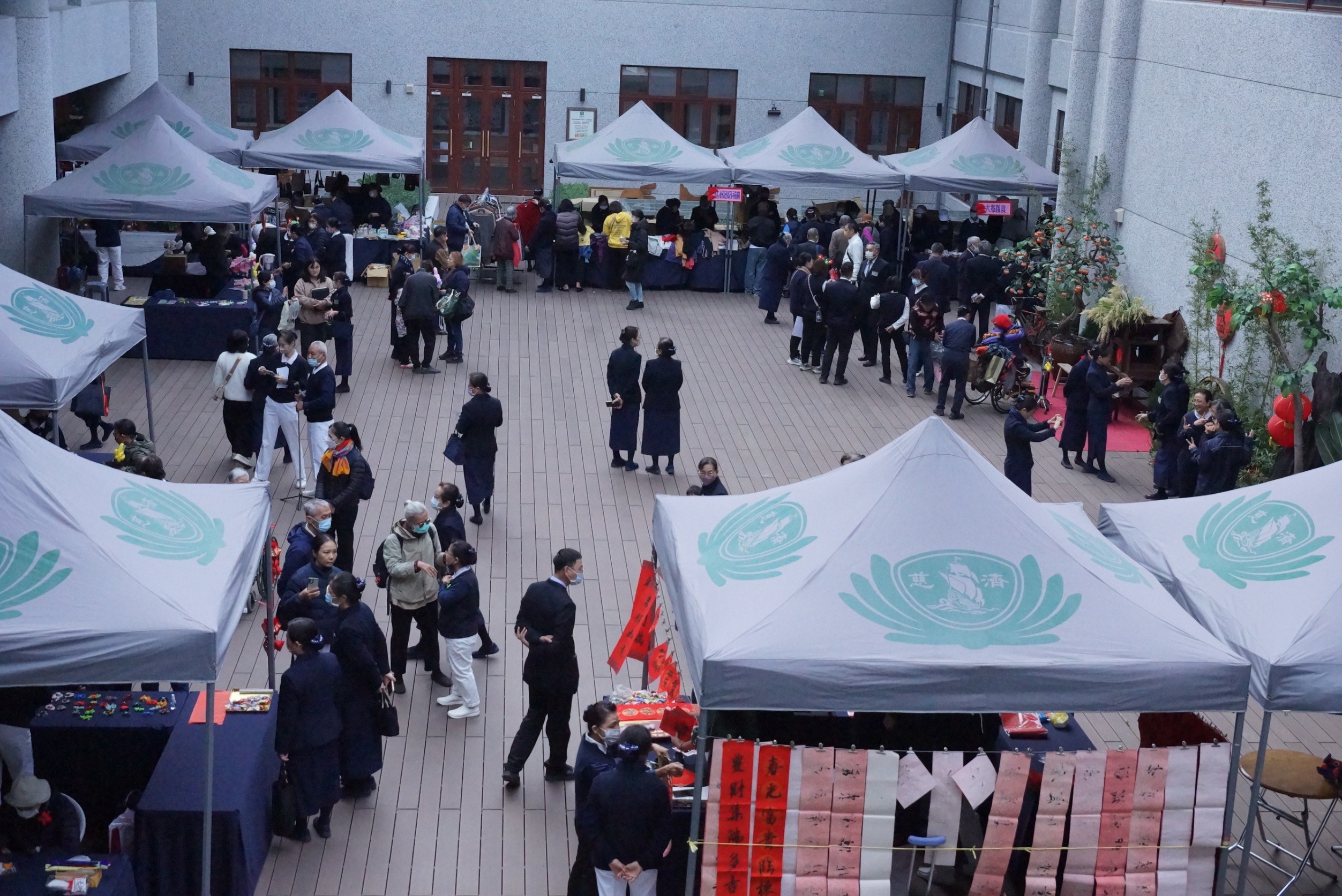 農曆新年將至，慈濟基金為於鳳山靜思堂舉辦歲末冬令圍爐活動，邀請社區照顧戶提前感受年節的溫暖。