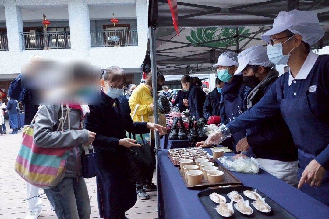 活動現場不僅準備熱騰騰的團圓飯，更設置多個互動攤位，提供趣味遊戲、體驗與結緣品分享，讓愛與祝福在笑聲中流轉。