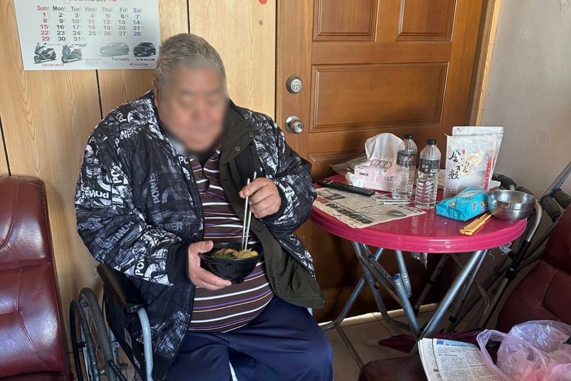 小發阿公沒有來機構上課，社工帶著飯菜到家探視關心。