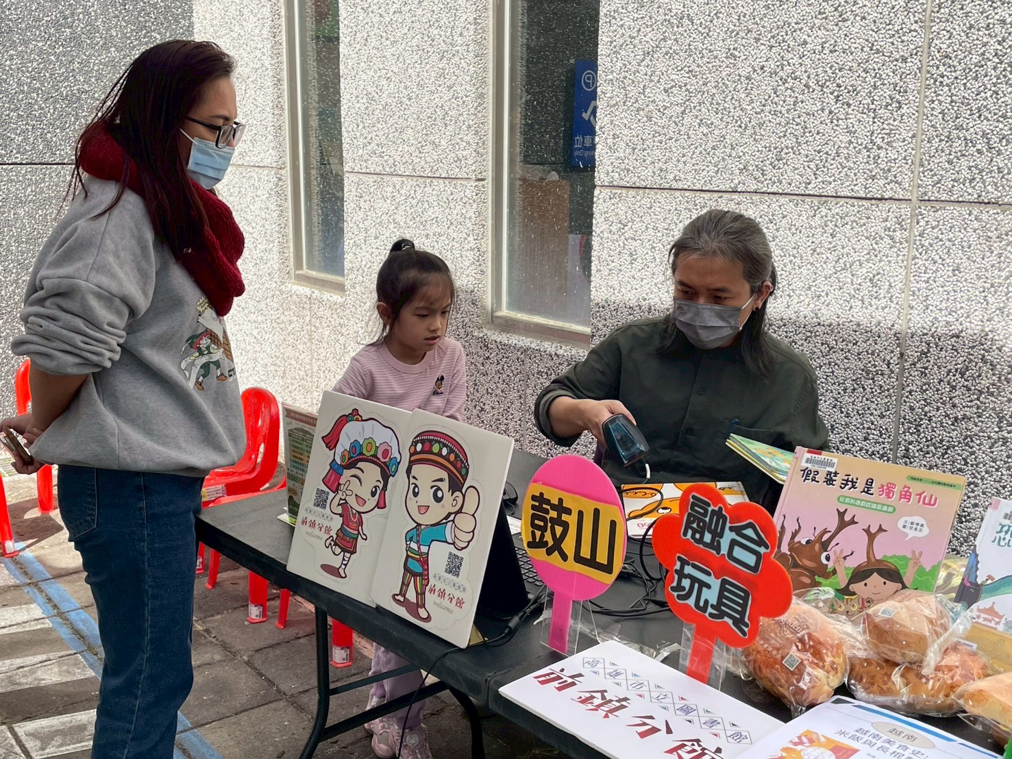 1150204高市圖鼓山、前鎮分館與行動書車前進那瑪夏，透過共融玩具與繪本閱讀體驗，陪伴親子在互動中感受閱讀樂趣，孩子在館員引導下參與遊戲與故事，共享溫馨親子時光。