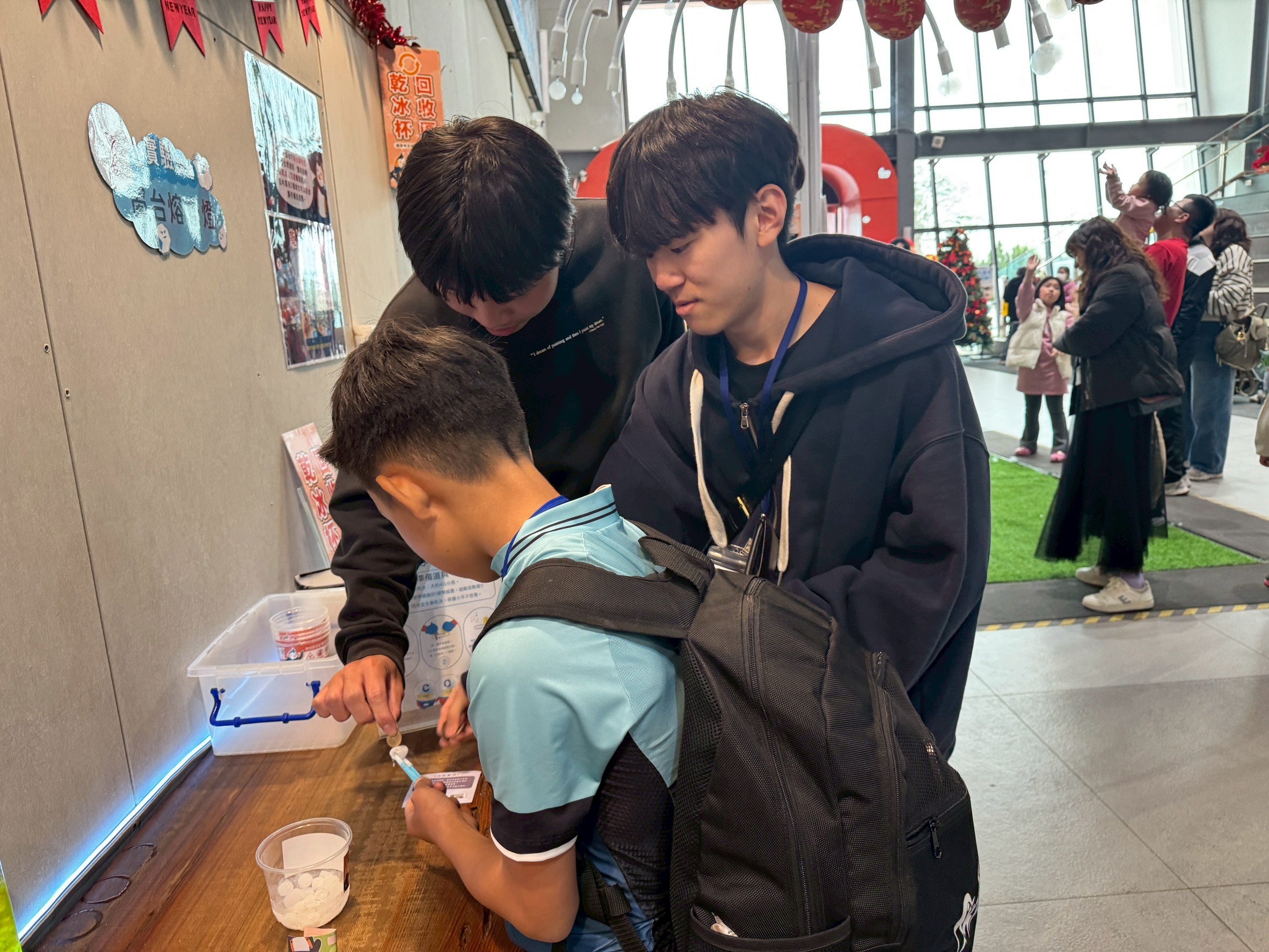 孩子們在參訪過程中專注動手體驗，志工與老師在一旁細心陪伴與引導，透過實作與互動學習，讓探索不只停留在路途上，也在每一次嘗試中累積成長與自信。