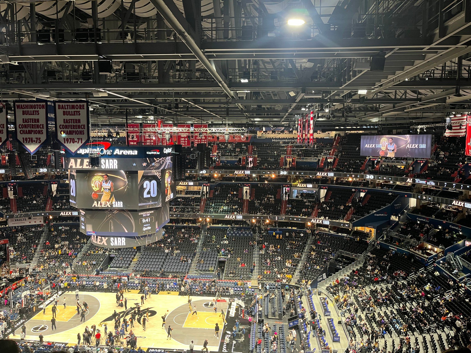 參觀NBA巫師隊與湖人隊比賽，深刻體驗美國運動文化的熱情。