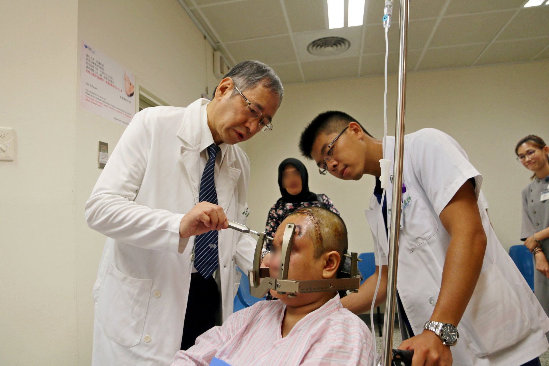 蘇泉發醫師為即將進行加馬刀的病人檢查定位。