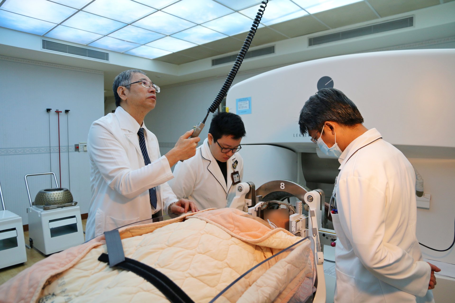 花蓮慈院自2003年引進東部首座加馬刀，至今已造福超過2000位病患，讓2000個家庭從心碎走向幸福。左一為蘇泉發醫師。