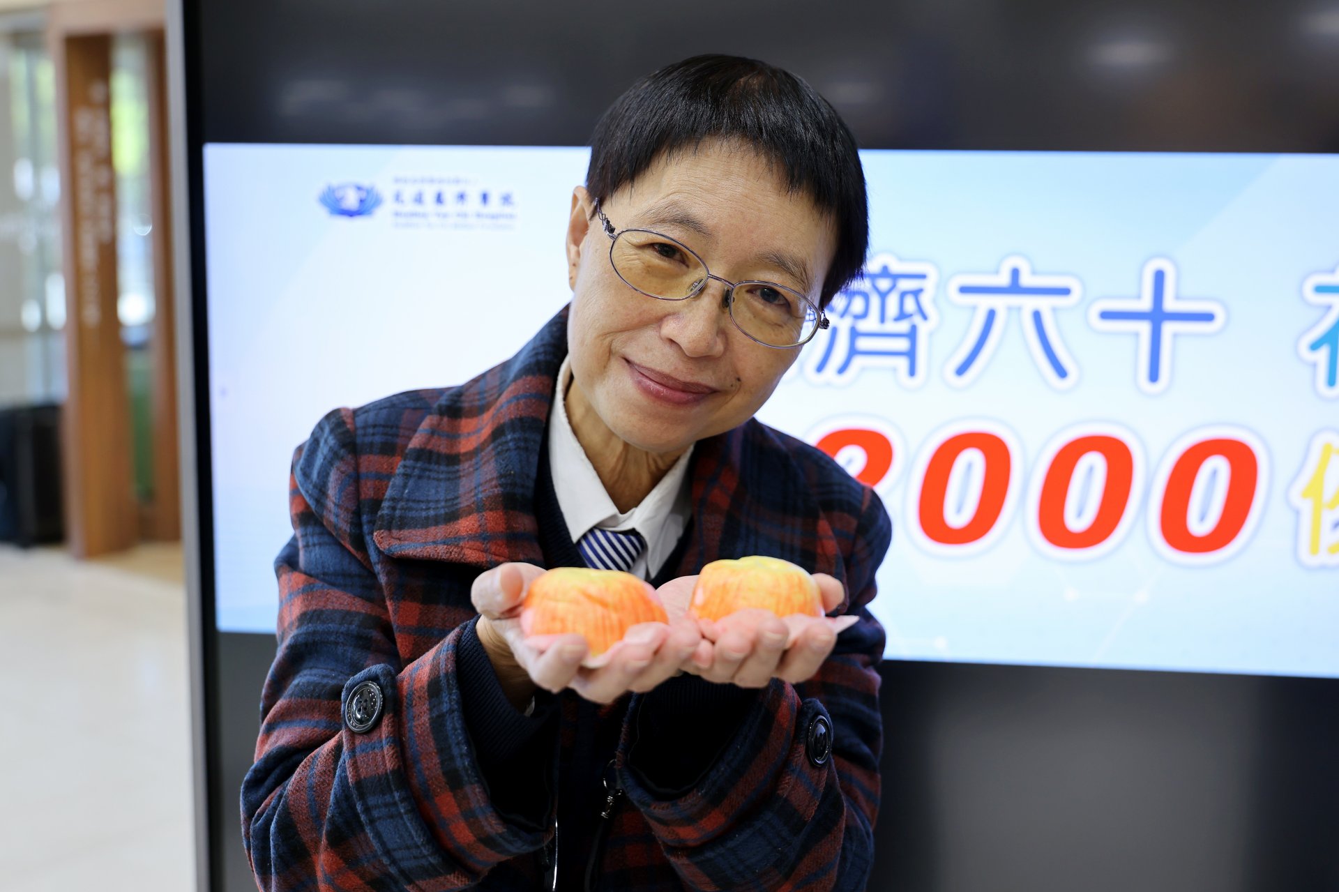 陳惠玲拿著院方送給她象徵平安的蘋果包，以２３年的治療歷程，鼓勵所有病友相信醫療團隊，也感恩可以在花蓮獲得治療重拾健康，回歸社會。