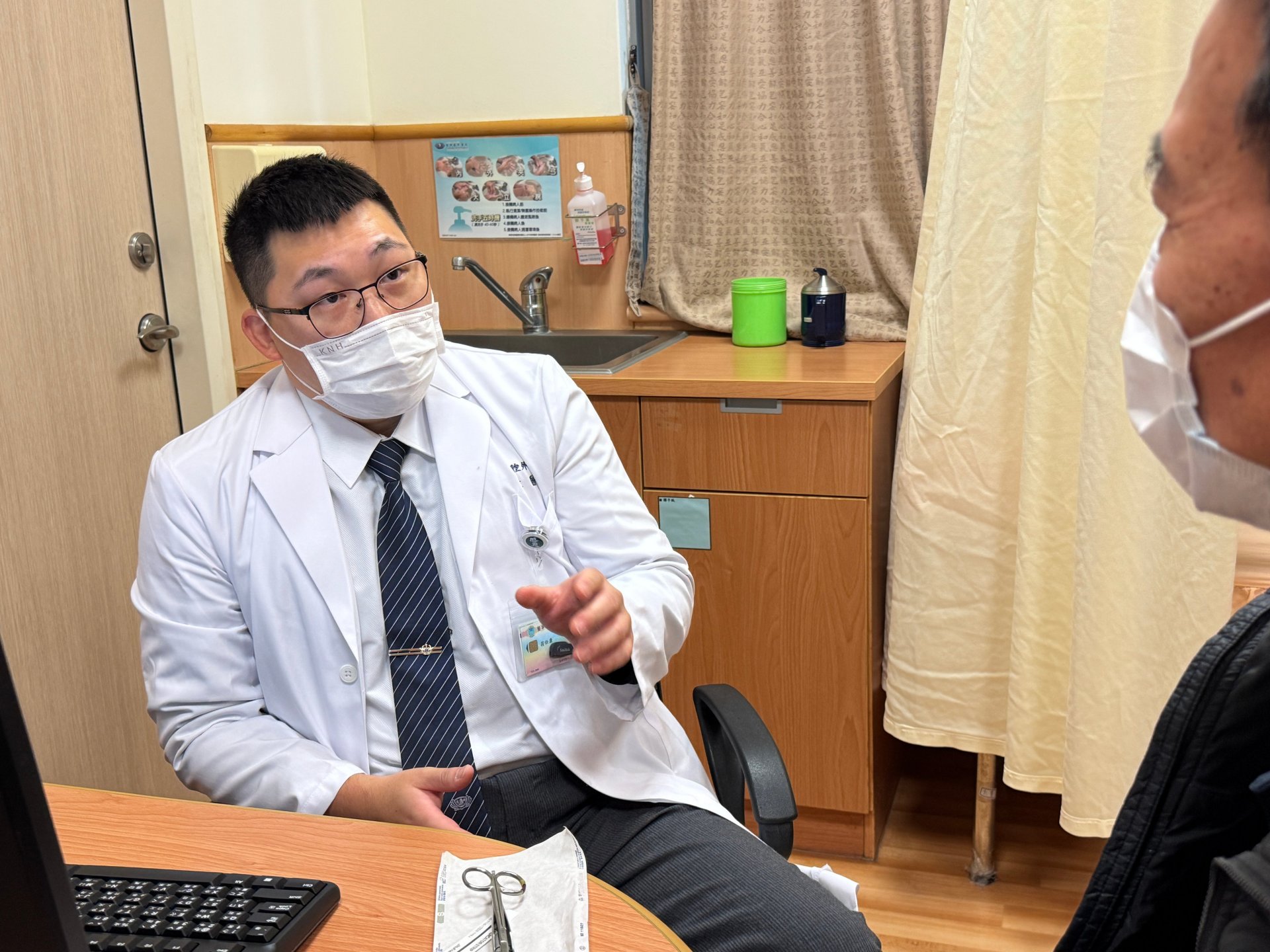 台中慈濟醫院胸腔外科醫師翁任康提醒大眾，高溫的飲食習慣可能暗藏健康陷阱，長期下來恐大幅提升罹患食道癌的風險。