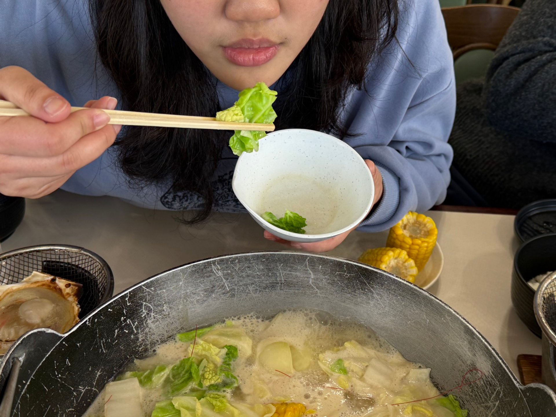 火鍋熱湯潛藏食道癌危機，胸腔外科醫師翁任康呼籲，食物靜置確定不燙口再食用。