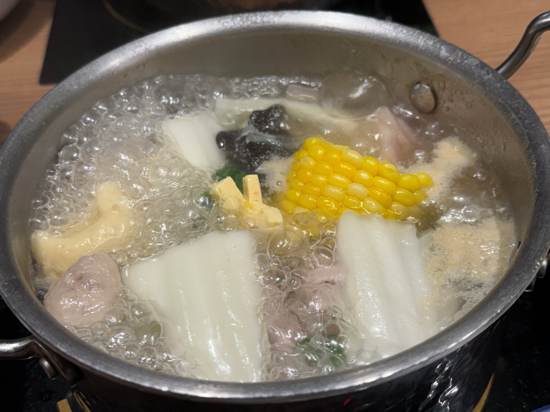 圍爐時，習慣搭配滾燙的火鍋料或熱湯，若未經降溫就送入口中，容易直接灼傷食道黏膜。