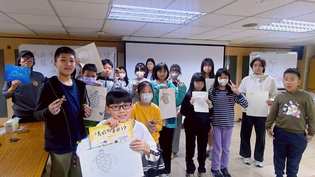 左營圖書館「寫作小學堂」課程圓滿結束後，學員們開心展示以海龜為主題的觀察作品與繪圖成果，透過實際觀察與寫作練習，將課堂所學轉化為創作
