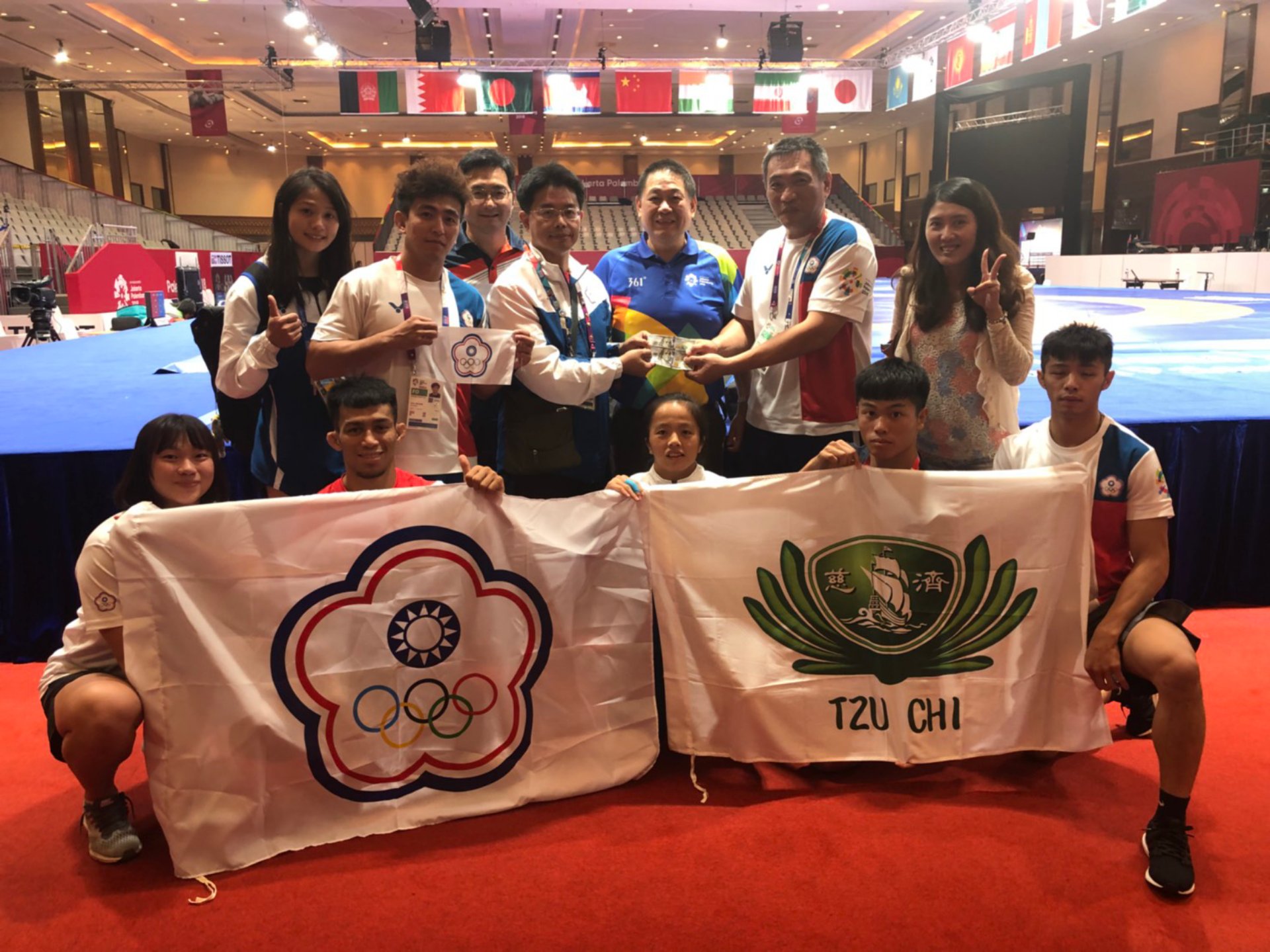 在角力國際賽事中，都有花蓮慈濟中醫師隨行，後排左四為何宗融副院長。