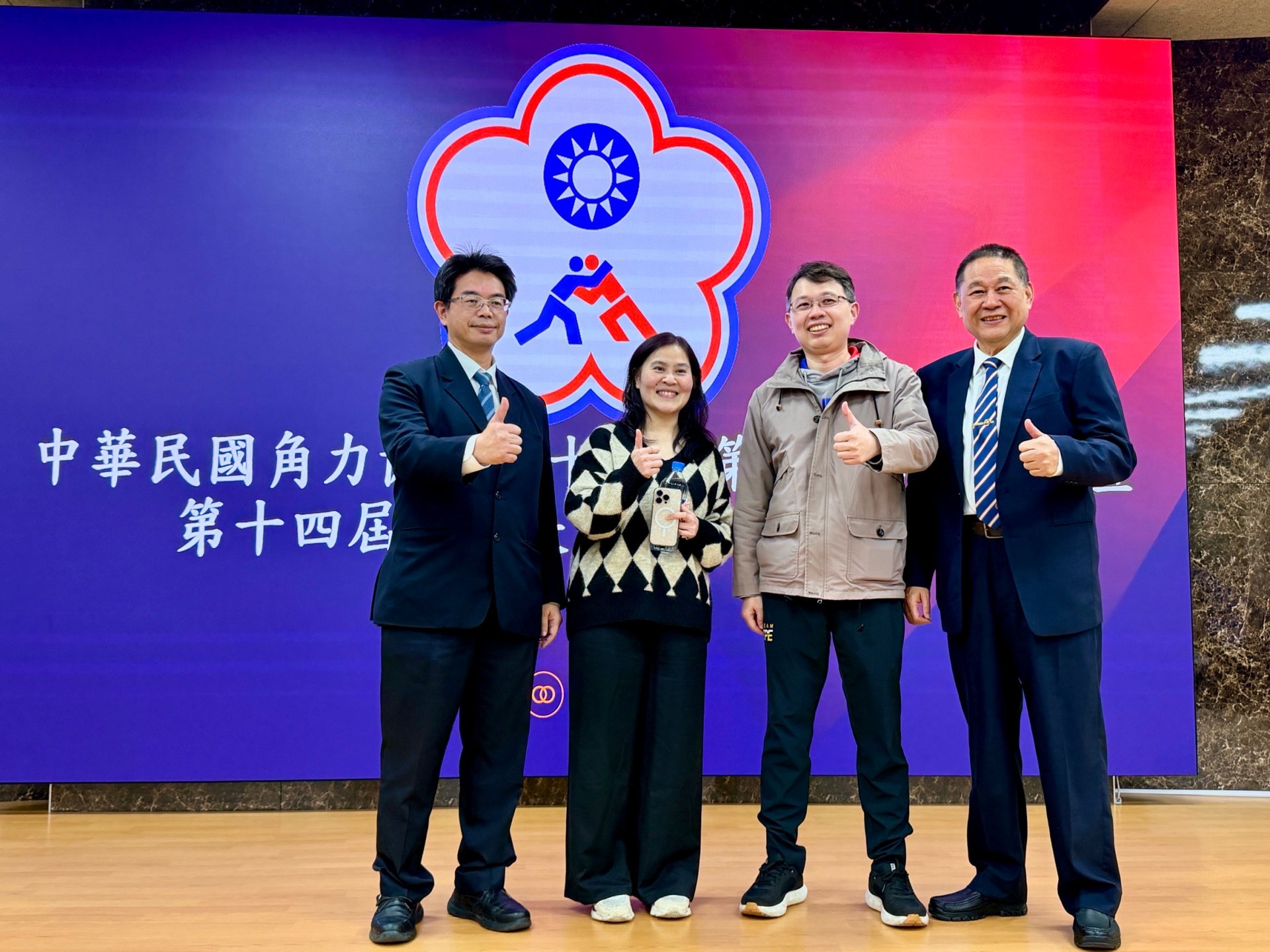 花蓮慈濟醫院副院長何宗融(左一)當選中華角力理事長。與前理事長張聰榮(右四)及運動部長官等人合影。
