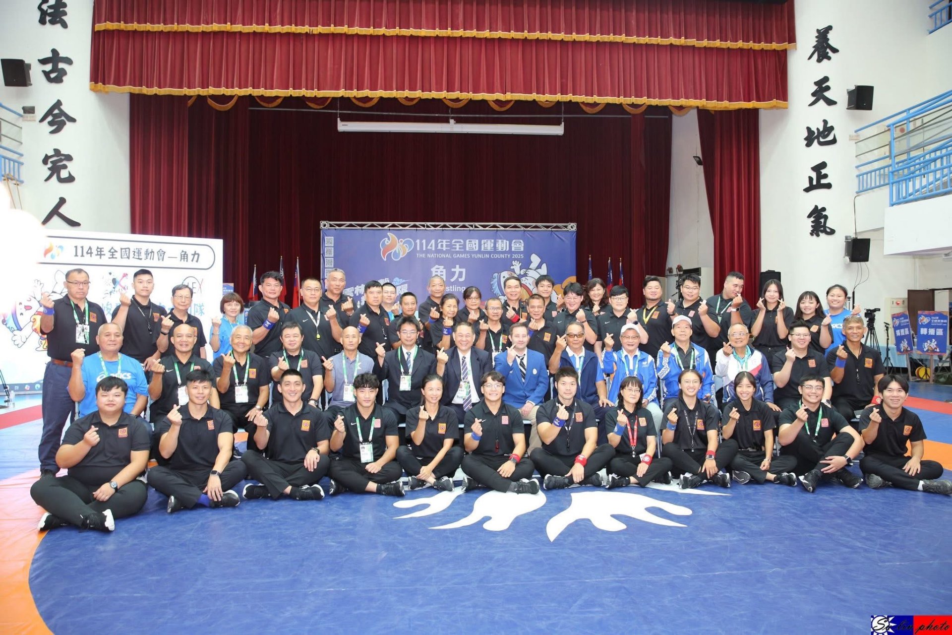 在2025年的全國運動會，何宗融副院長(二排左六)帶領中醫師團隊與角力協會、選手合影。