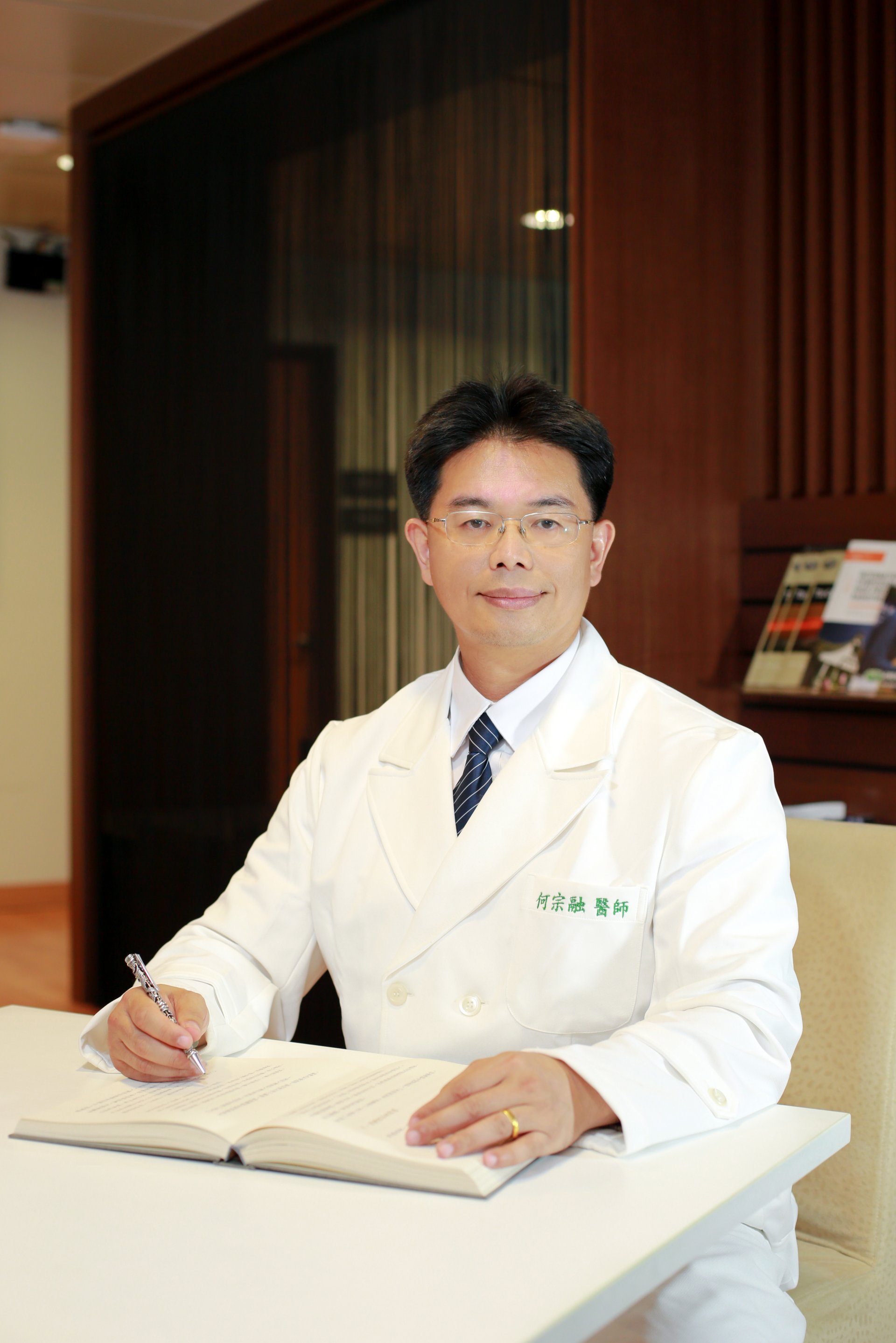 在角力國際賽事中，都有花蓮慈濟中醫師隨行，後排左四為何宗融副院長。