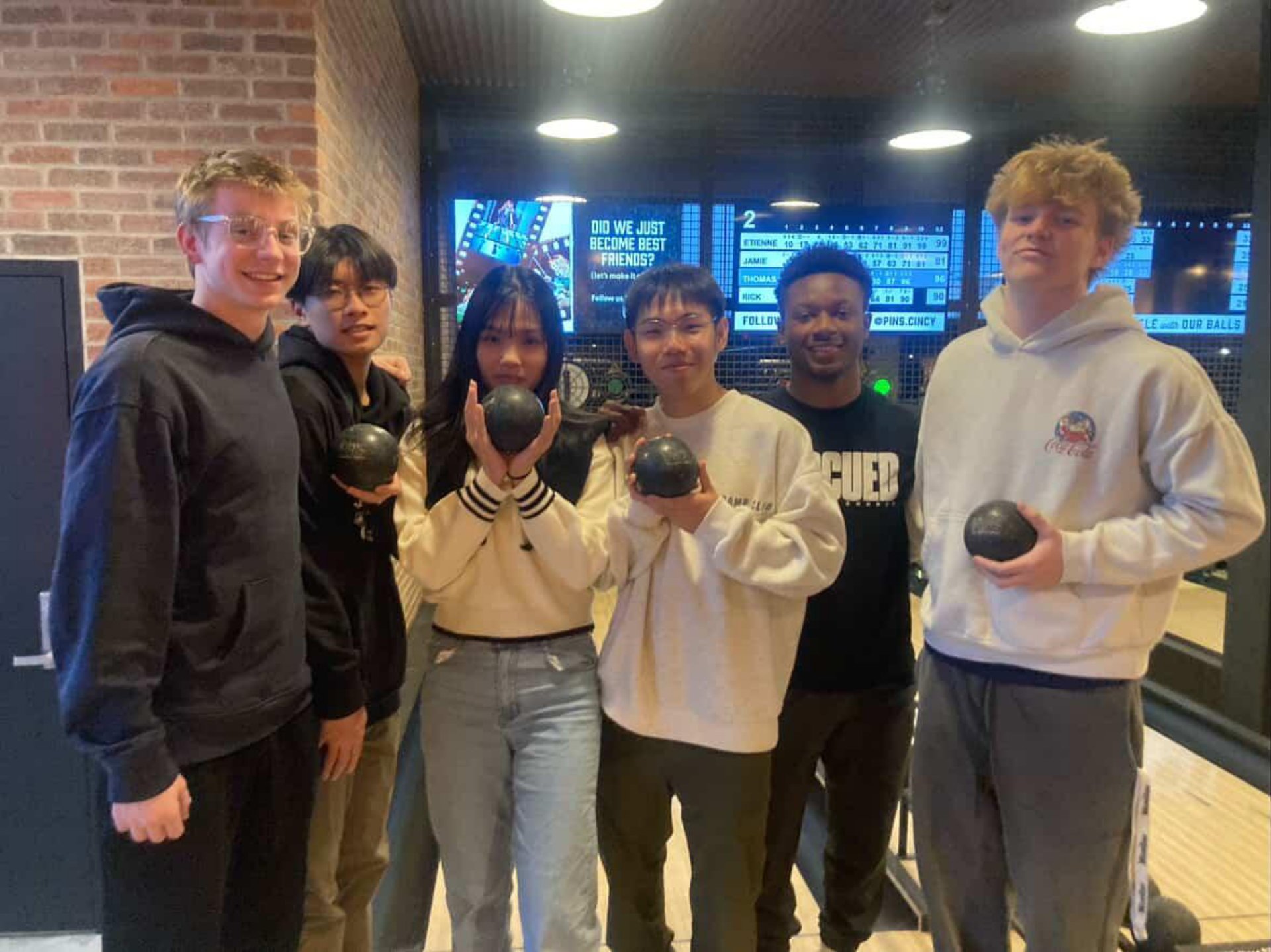 大雪來臨前還能到處走走的周末保齡球活動。