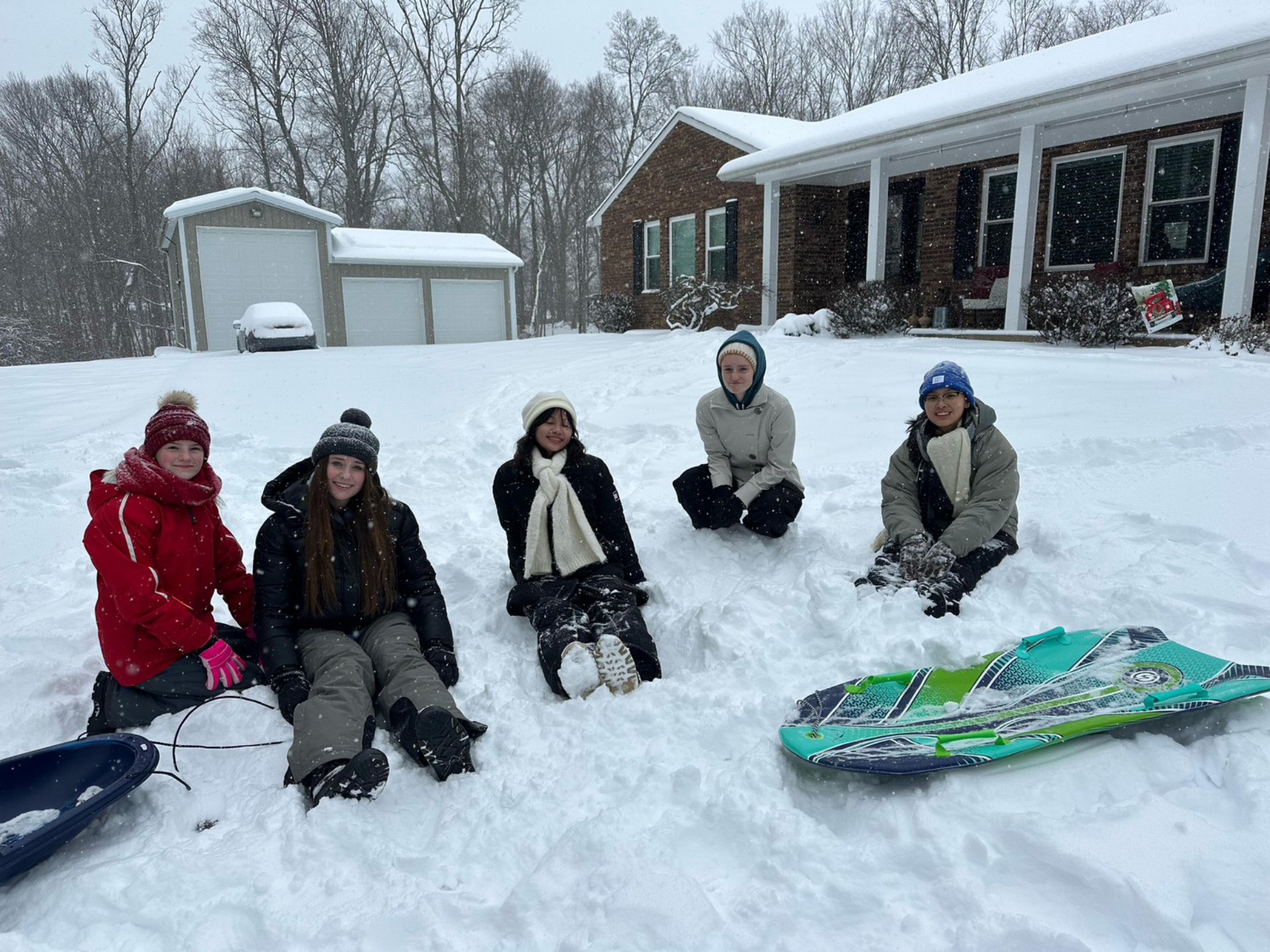 大雪降臨，當地學校也放了雪假，學生們與寄宿家庭一同玩滑雪板。