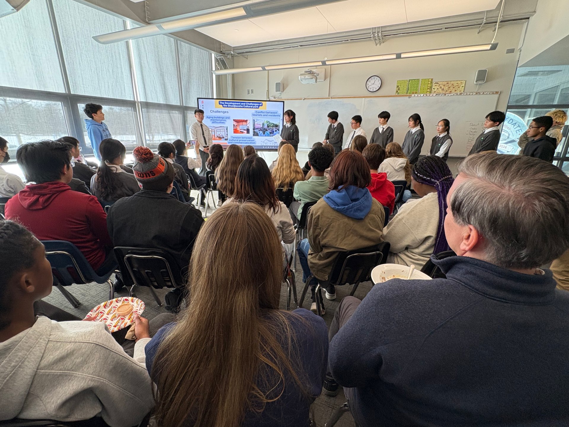 雙方學生以SDGs11永續城鄉為主軸進行發表，臺南慈中學生以水交社為例進行分享。