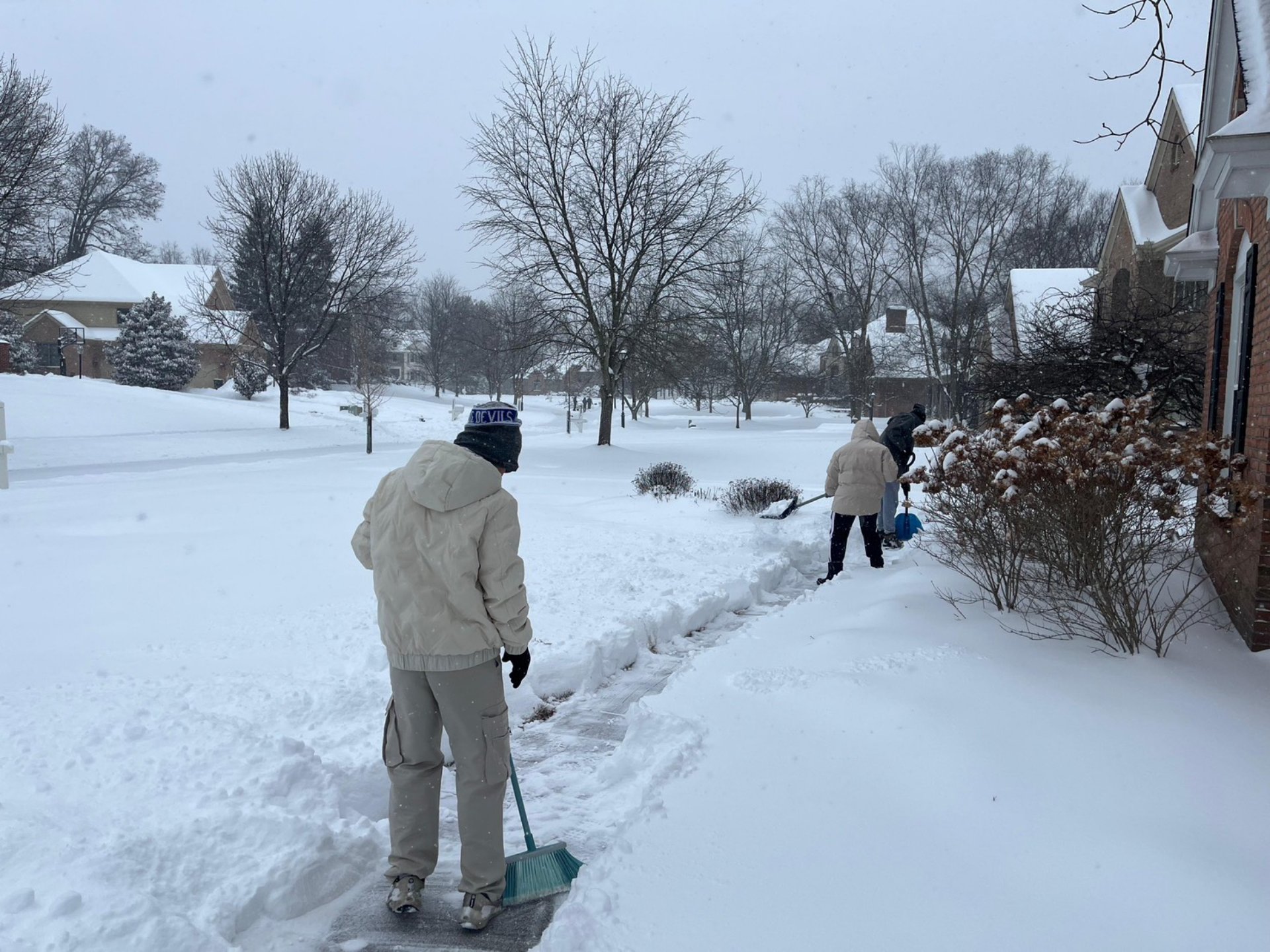 和寄宿家庭一同全副武裝的剷雪，融入美國家庭生活。