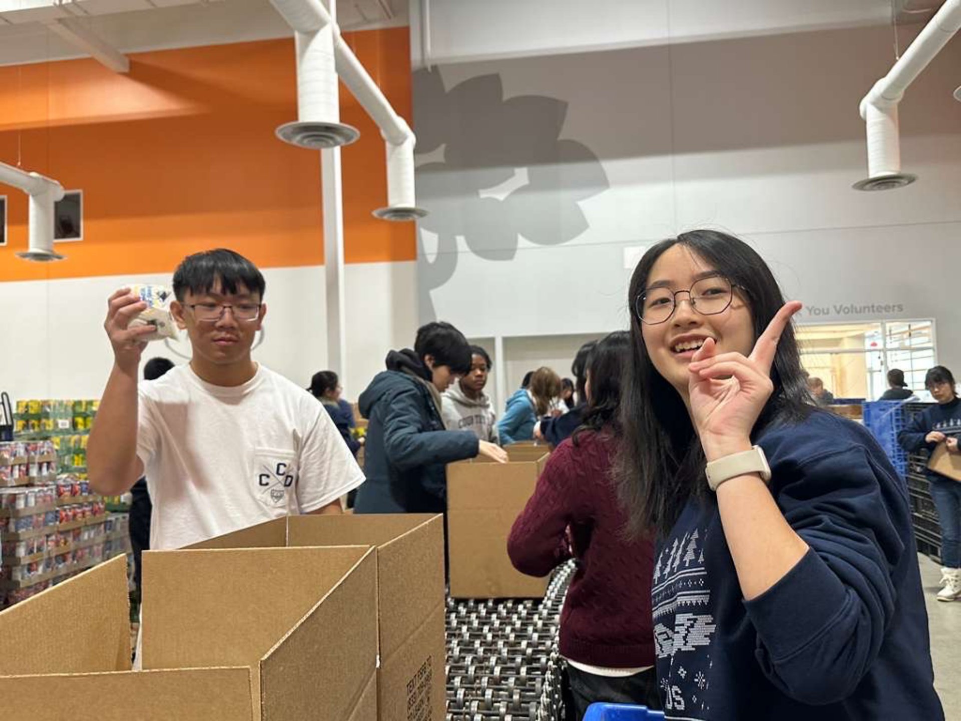 至食物銀行進行志工服務，大家同心協力，協助打包物資。