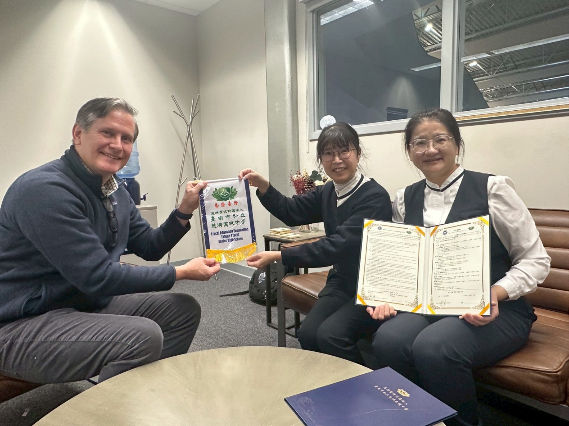 臺南慈中致贈錦旗予CCDS校長，感謝校方熱情接待與大力支持國際教育交流。
