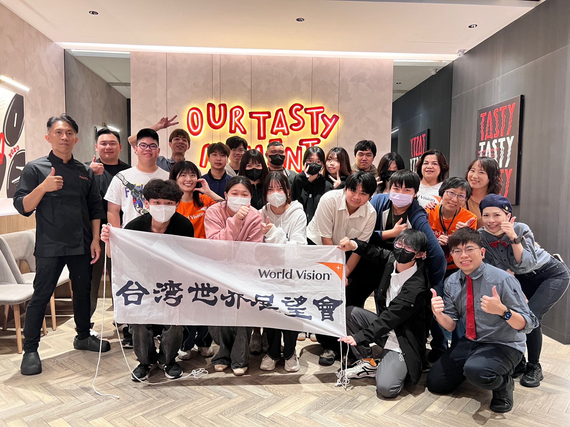 屏東16位高中職青年前往西堤牛排體驗學習並受邀用餐，多數孩子首次接觸此類西餐廳，格外珍惜這次難得機會。