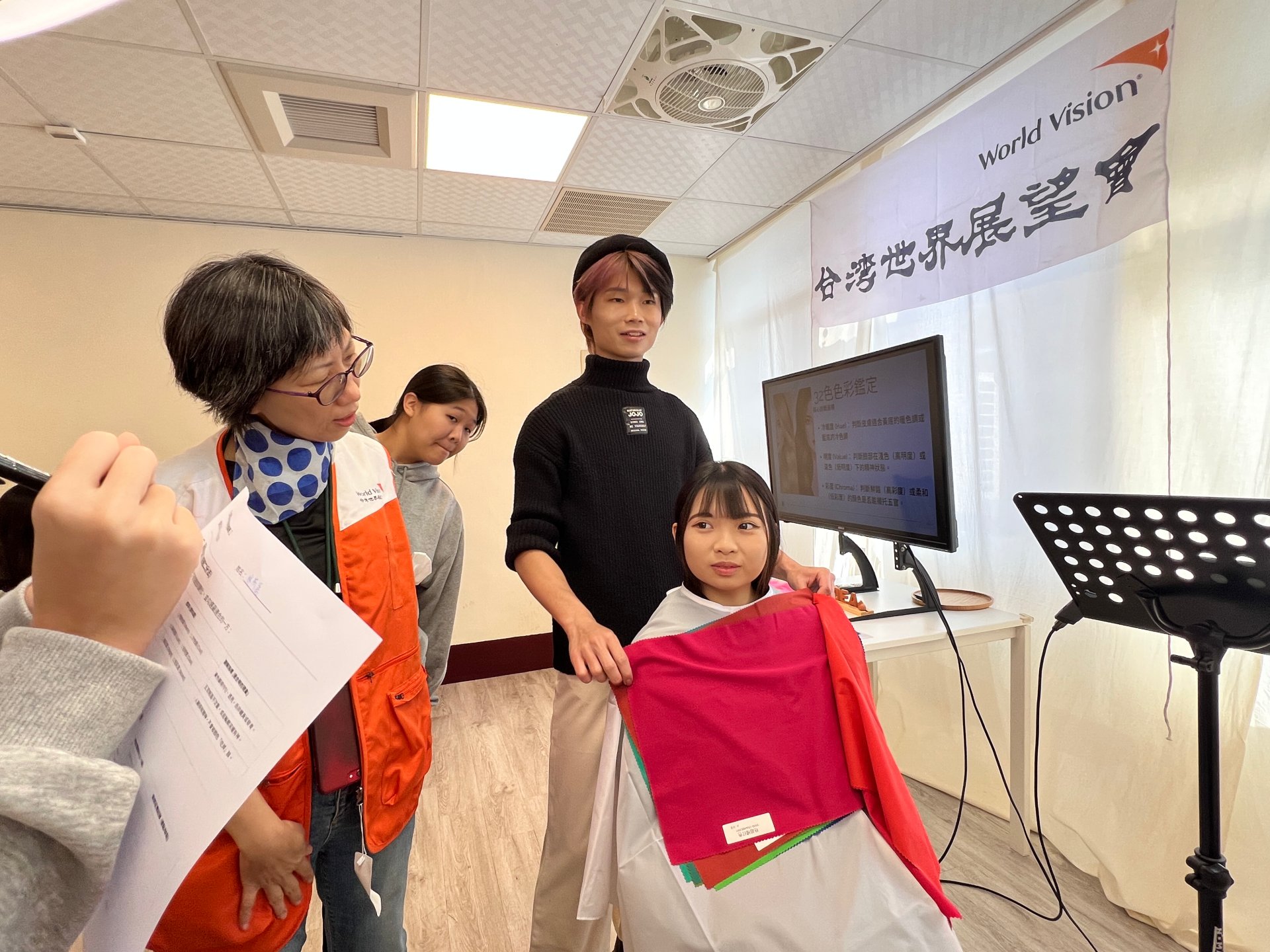 美學講師陳泳瑞(右二)帶領青少年認識個人色彩與穿搭風格，許多孩子第一次了解自己的膚色調性，專注聆聽、躍躍欲試，從外在形象開始建立自信。