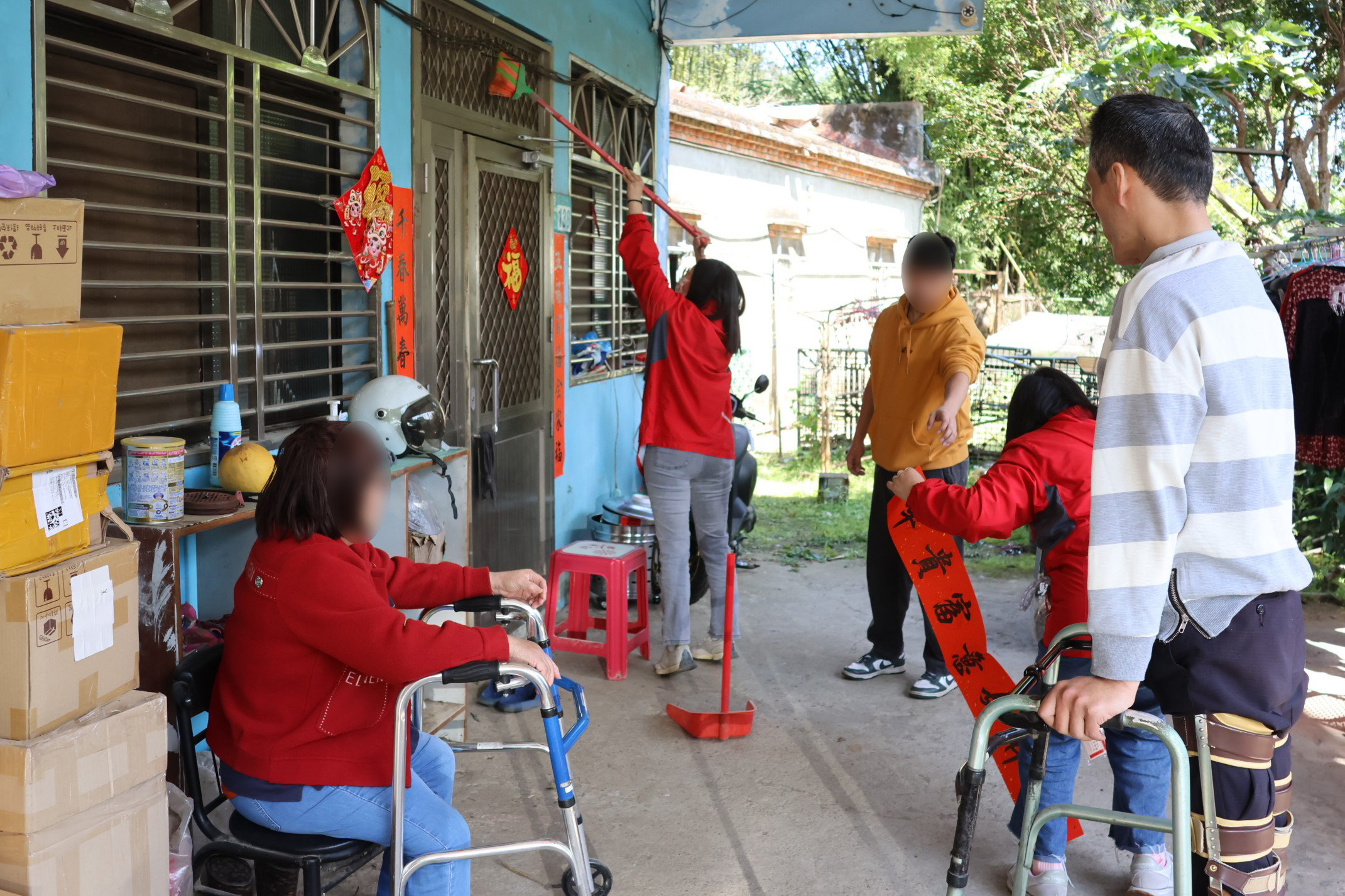 伊甸新北居家式長照機構的夥伴熱心幫忙打掃、張貼春聯，用除舊布新的喜氣迎接新春。