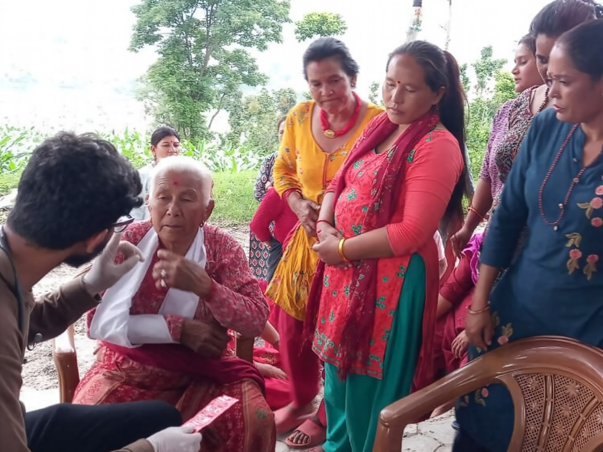 在加德滿都、努瓦科特與達丁等地舉辦免費健康檢查營。