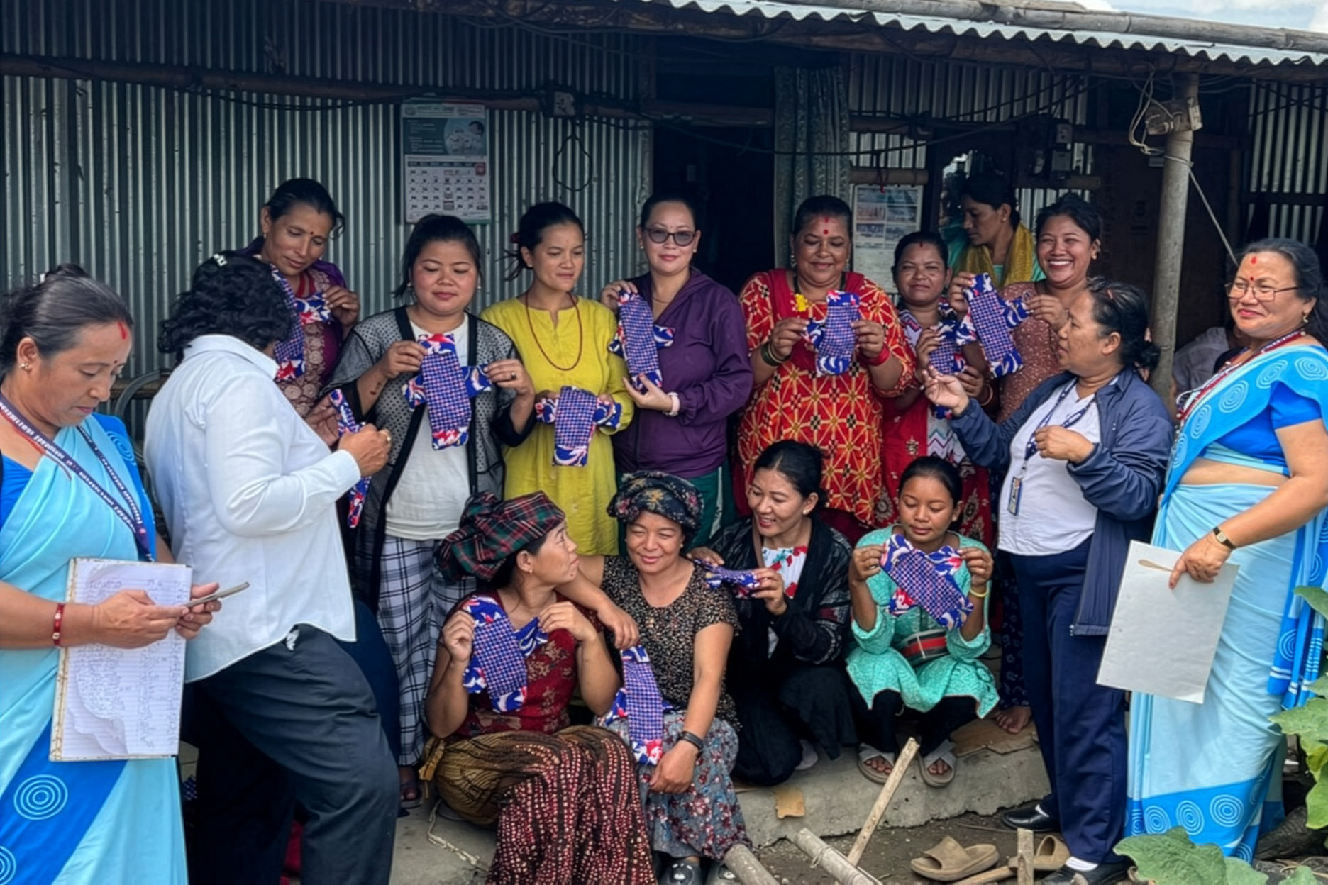 衛教培力：教導尼泊爾婦女製作布衛生棉。