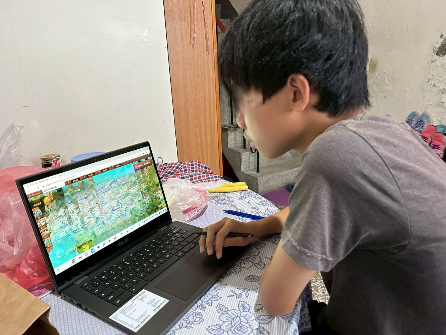 社工為小裕申請和筆電，讓他能順利在國中就讀時能與學校保持互動。