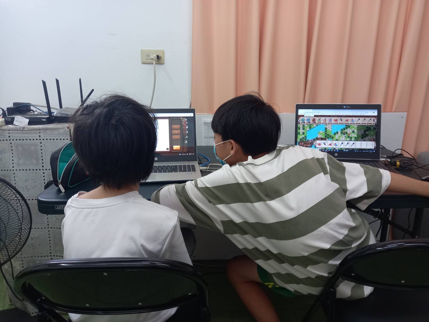 嘉嘉和小裕兄妹一起在小學堂參加數位閱讀素養活動，補上學業知識。