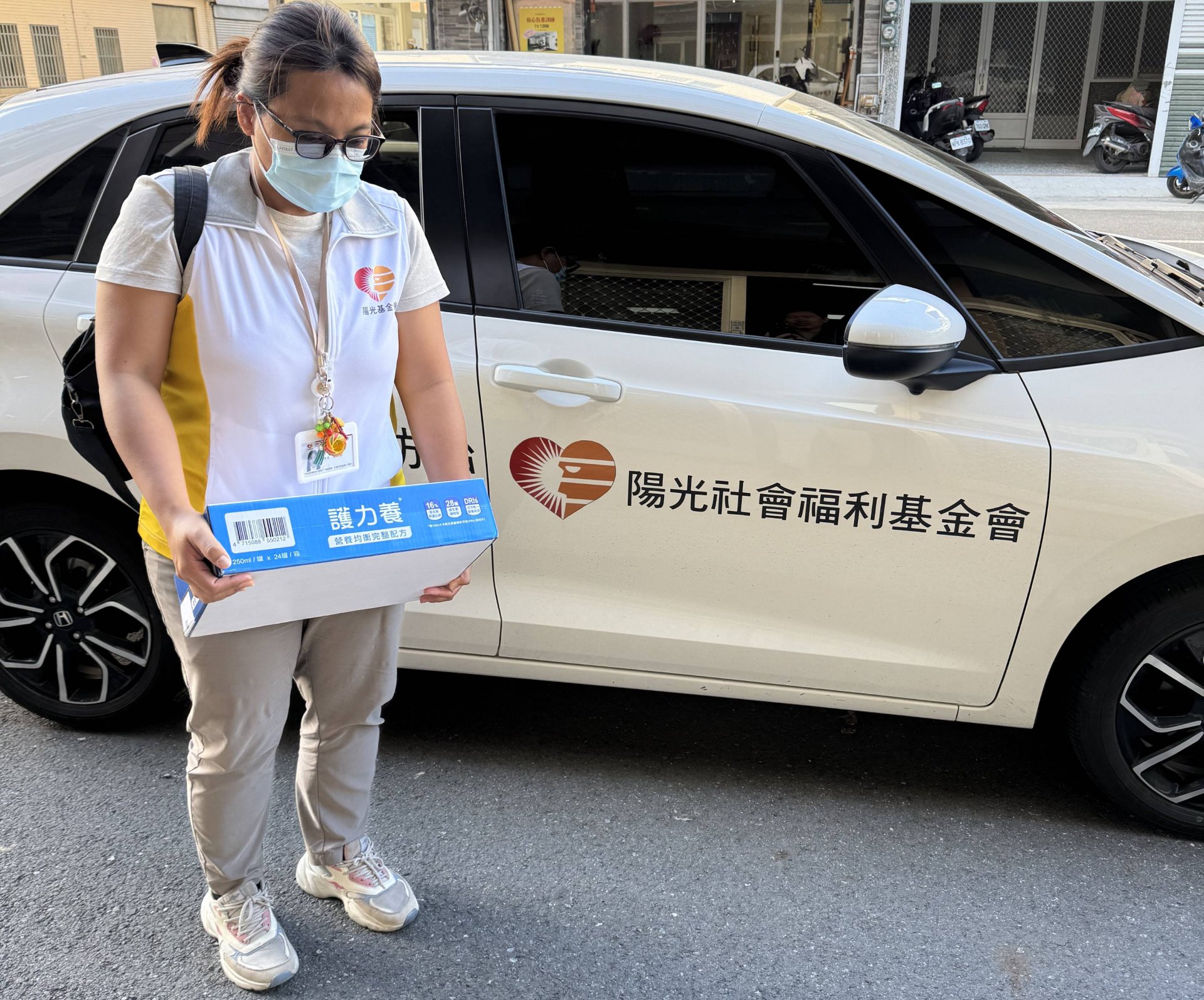 陽光社工持續家訪關懷  提供營養品物資