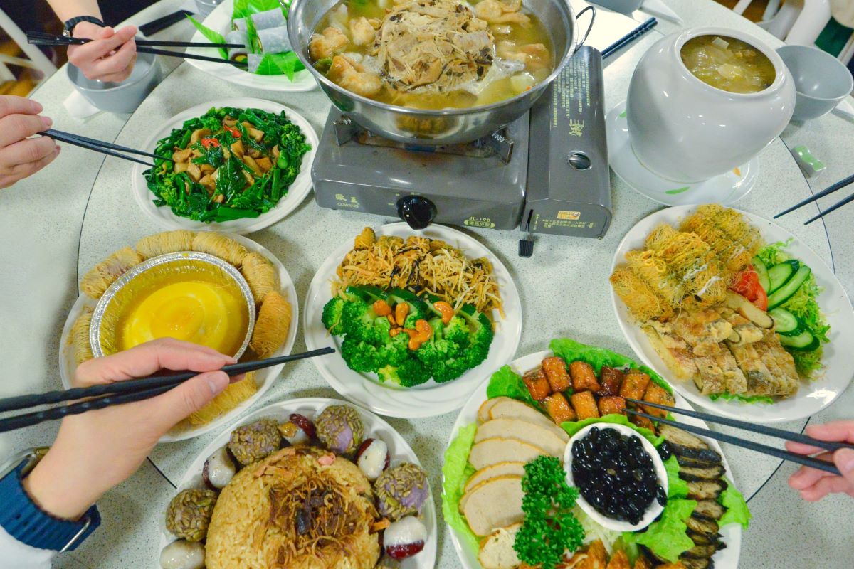 年節料理豐盛美味，但暗藏許多「隱形地雷」，民眾應多吃蔬菜與原型食物，少吃高鈉補湯、加工肉品，健康迎接新年。