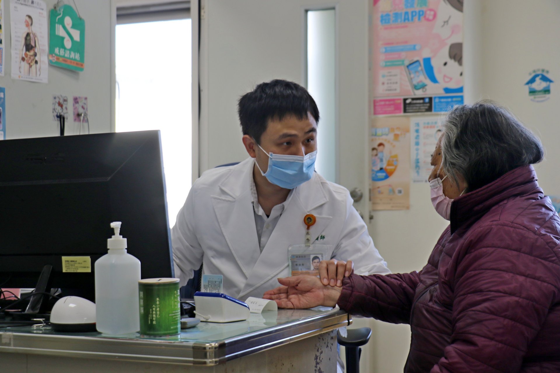 三義慈濟中醫醫院中醫巡迴醫療醫師陳柏彰為求診民眾脈診。