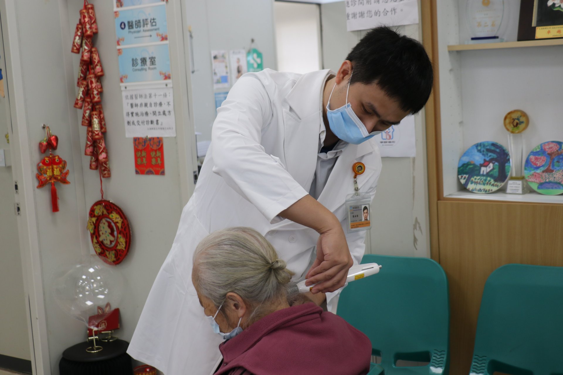 三義慈濟中醫醫院中醫巡迴醫療醫師陳柏彰為求診民眾針灸。