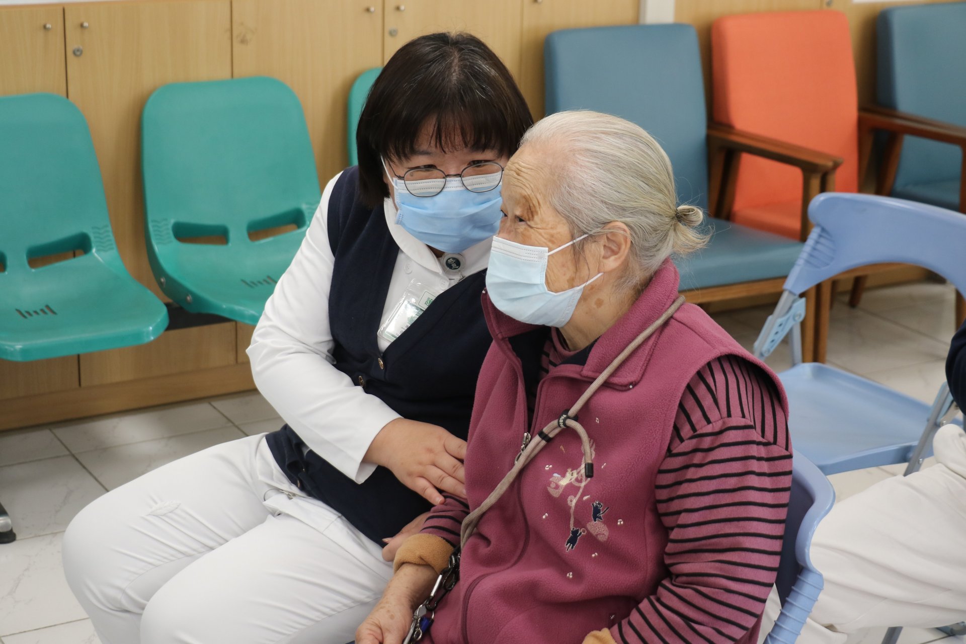三義慈濟中醫醫院督導張雅婷(左)與鄉親話家常。