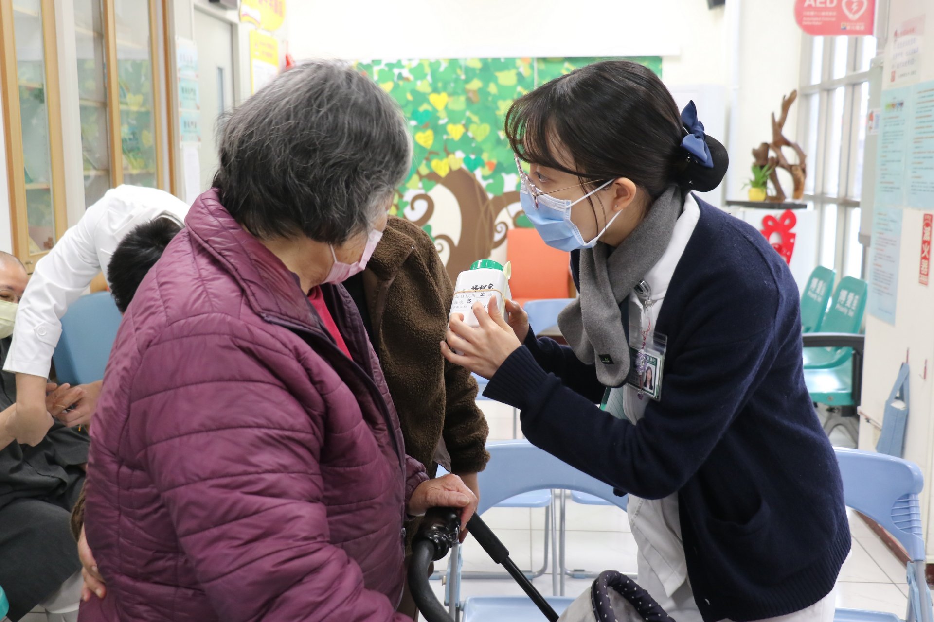 護理師周歆縈(右)說明用藥注意事項。